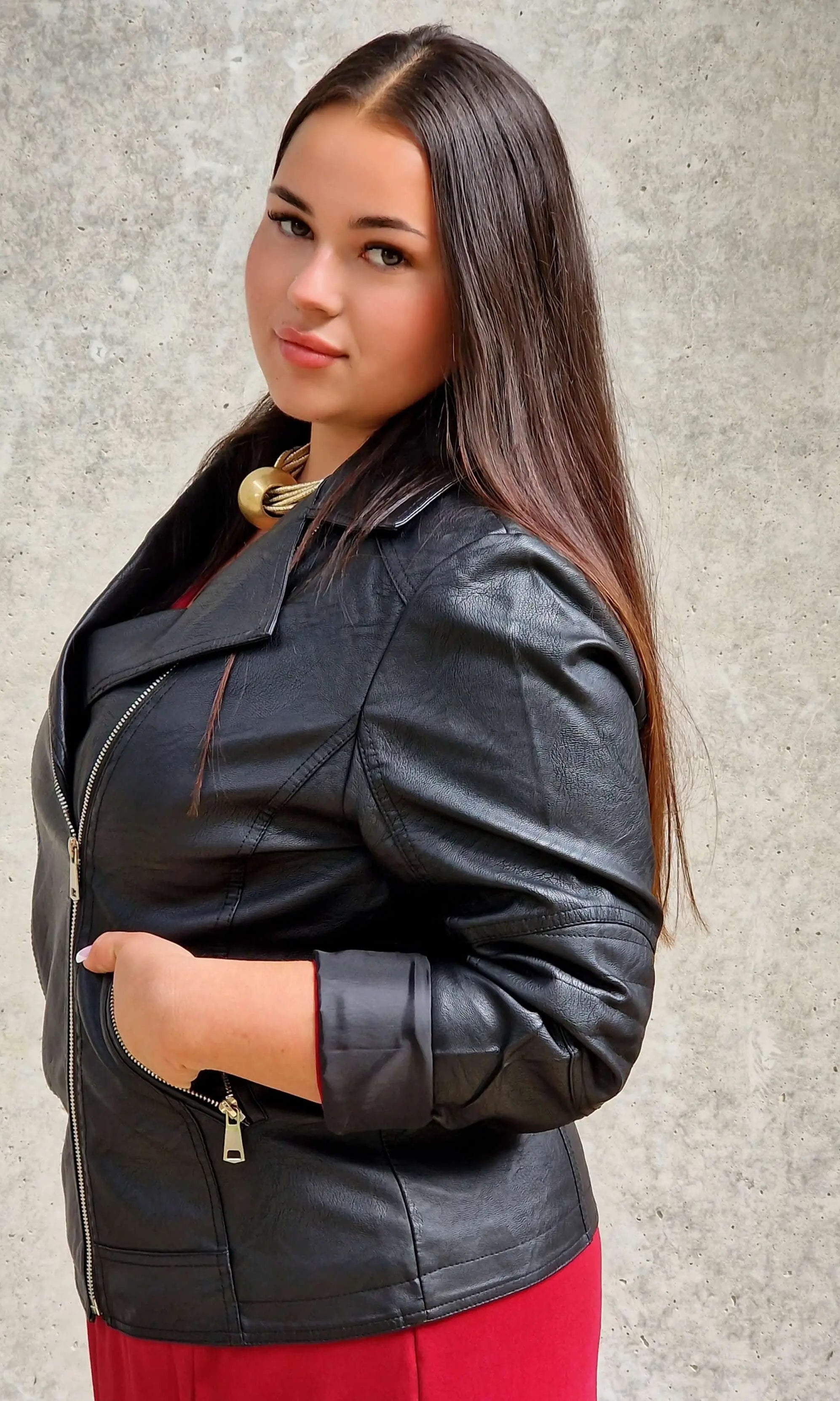 Czarna ramoneska plus size z ekoskóry – klasyka w nowoczesnym wydaniu Stylowa XL