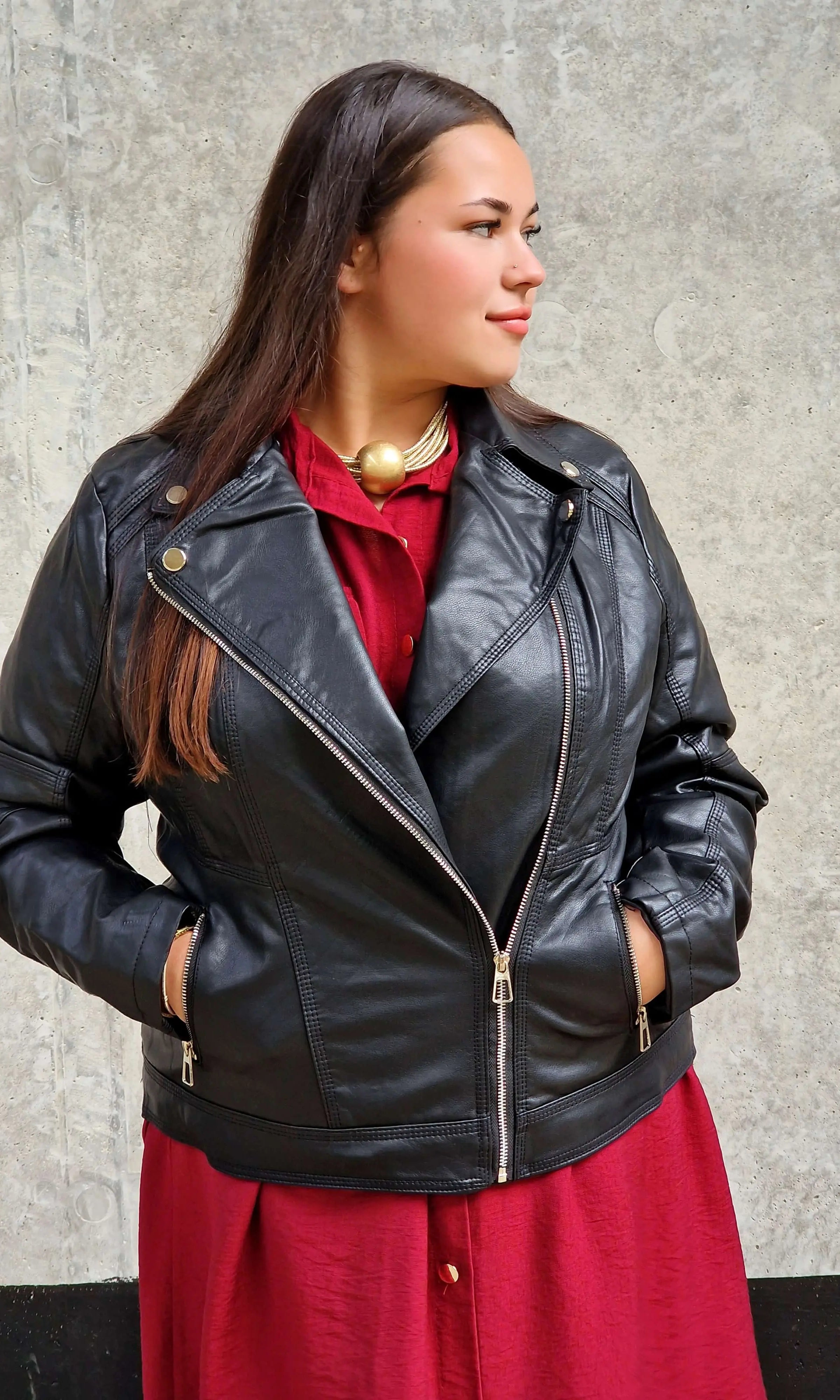 Czarna ramoneska plus size z ekoskóry – styl, elegancja i pewność siebie Stylowa XL