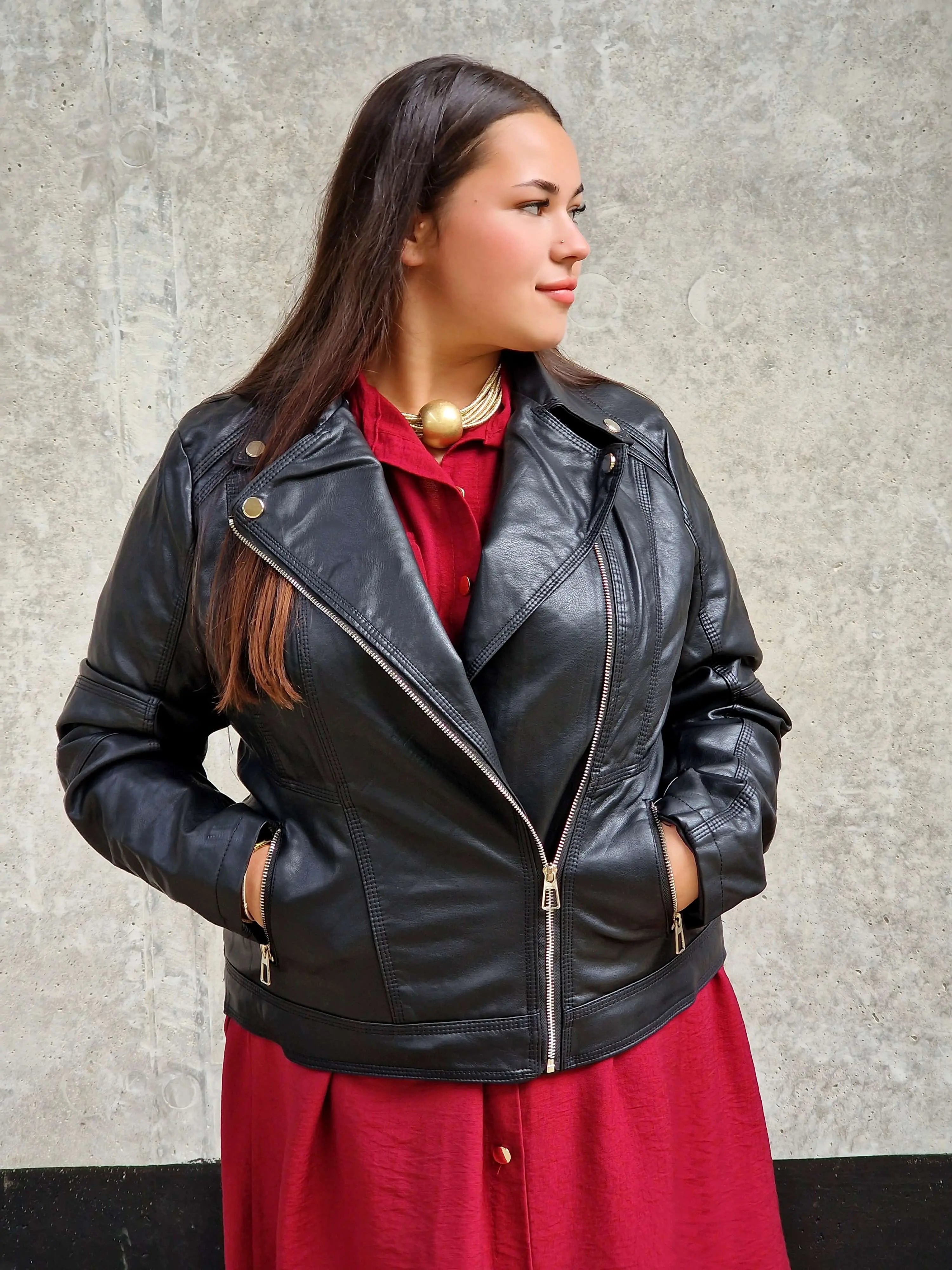 Czarna ramoneska plus size z ekoskóry – styl, elegancja i pewność siebie Stylowa XL