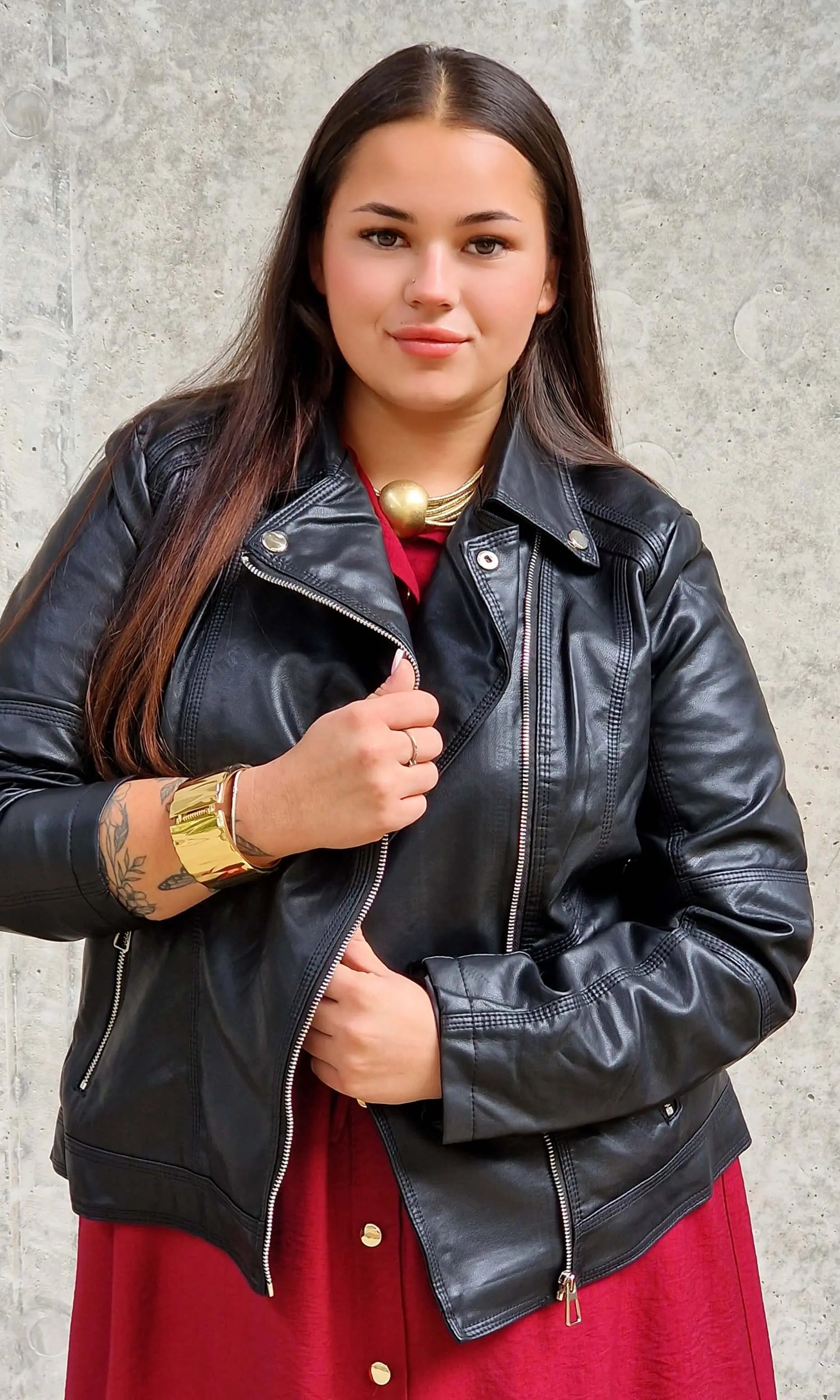 Czarna ramoneska plus size z ekoskóry – styl, elegancja i pewność siebie Stylowa XL