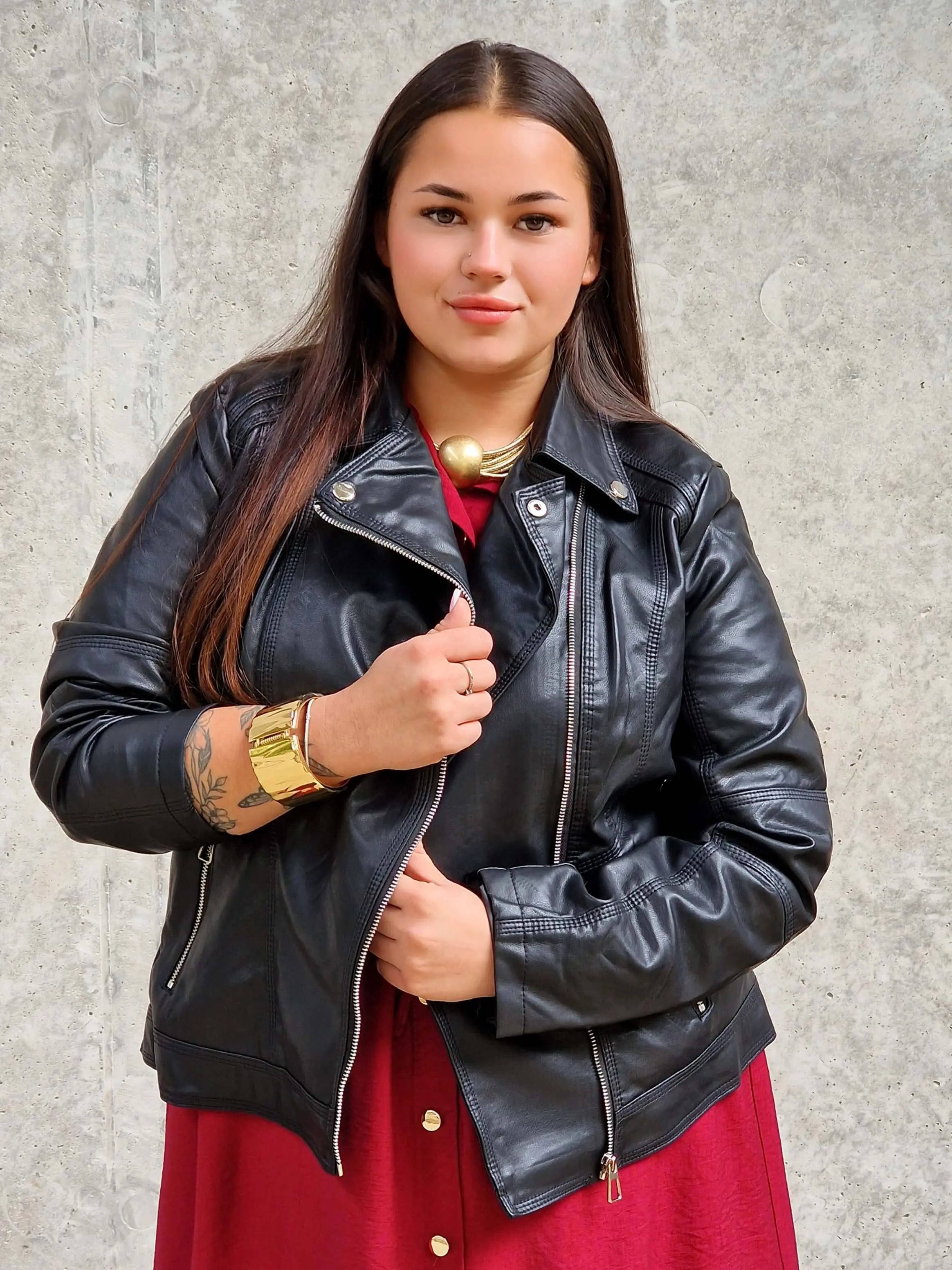 Czarna ramoneska plus size z ekoskóry – styl, elegancja i pewność siebie Stylowa XL