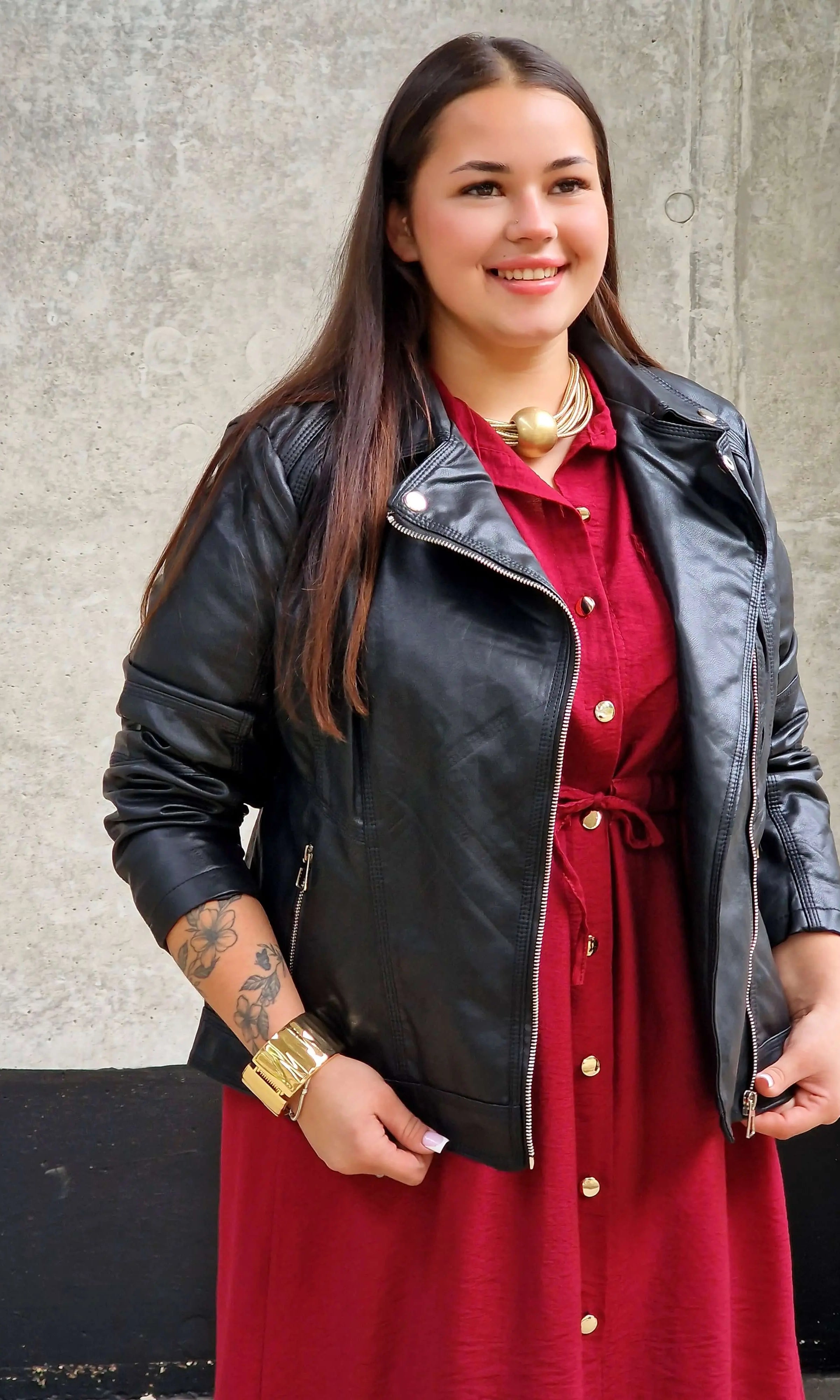 Czarna ramoneska plus size z ekoskóry – styl, elegancja i pewność siebie Stylowa XL