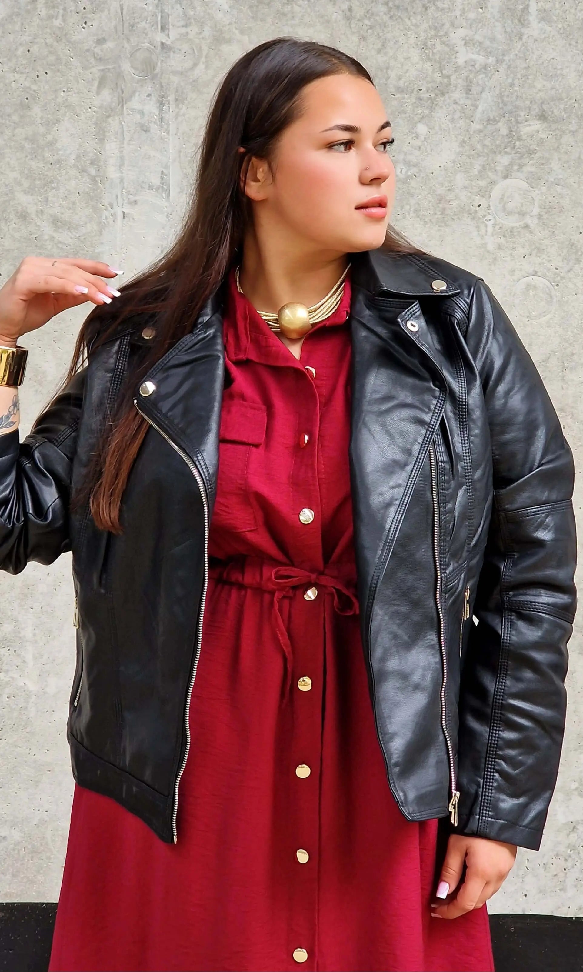 Czarna ramoneska plus size z ekoskóry – styl, elegancja i pewność siebie Stylowa XL