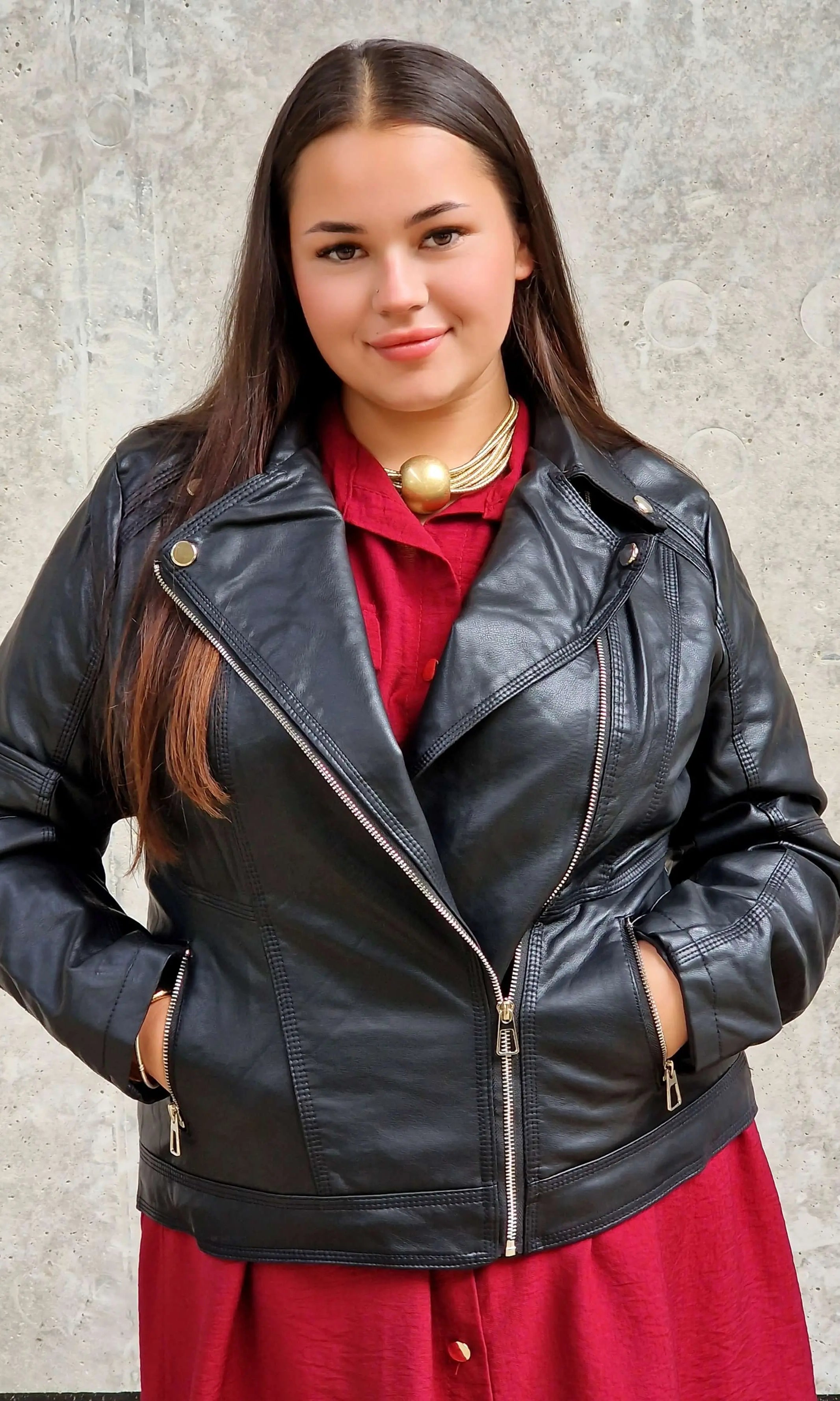 Czarna ramoneska plus size z ekoskóry – styl, elegancja i pewność siebie Stylowa XL