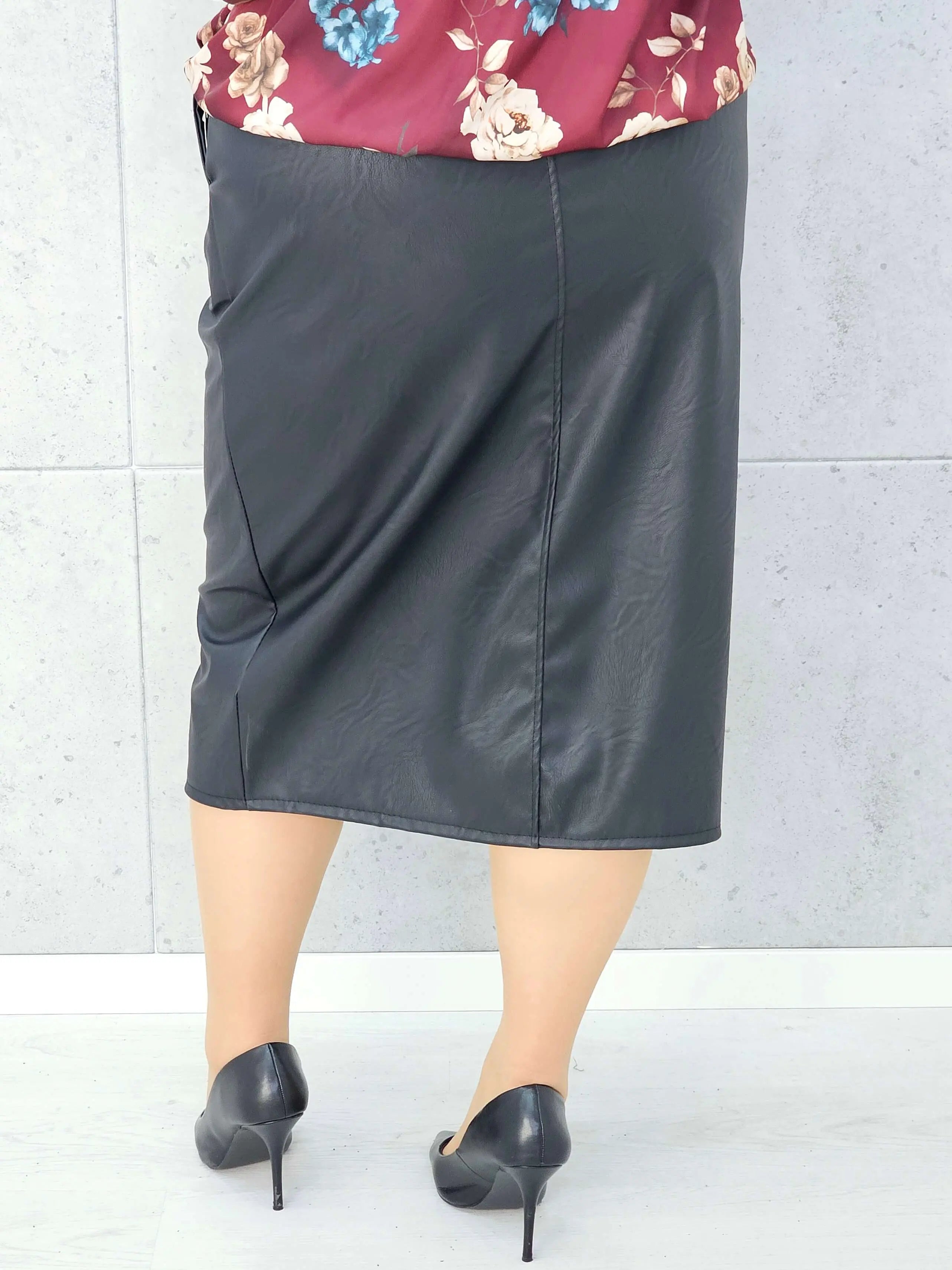 Tył czarnej spódnicy z ekoskóry plus size – Stylowa XL