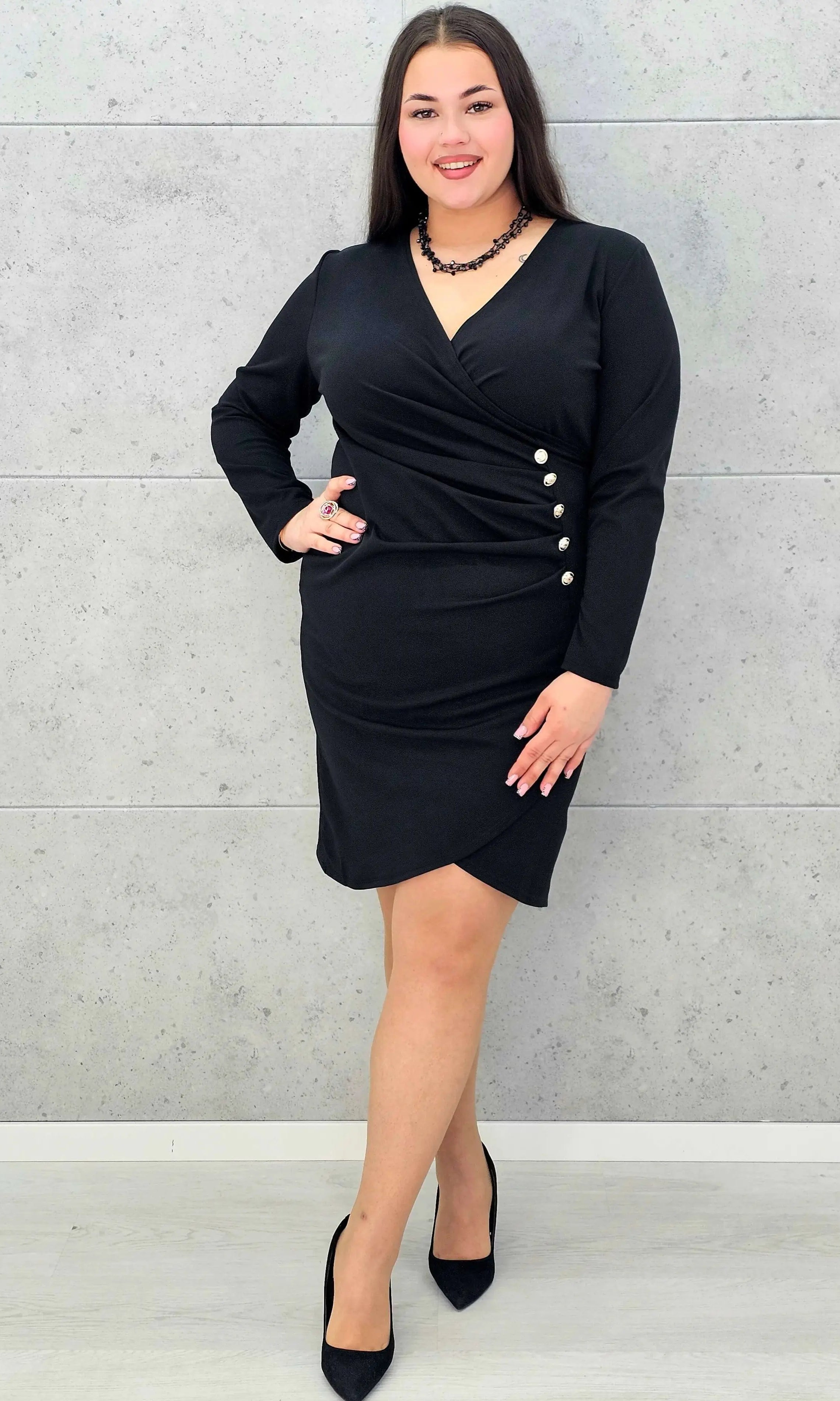 Czarna sukienka plus size z dekoltem kopertowym i ozdobnymi guzikami – elegancka mini - Stylowa XL