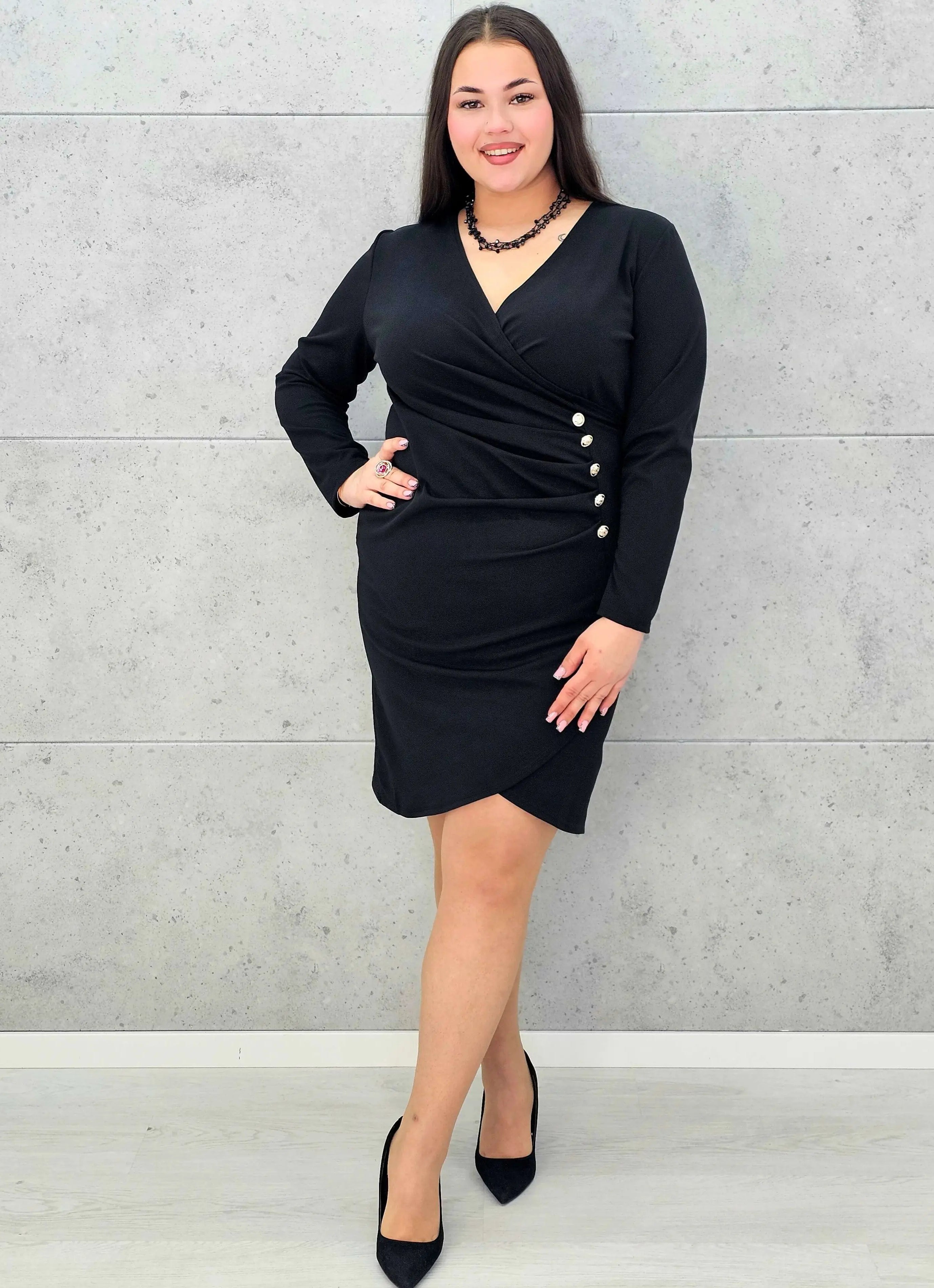 Czarna sukienka plus size z dekoltem kopertowym i ozdobnymi guzikami – elegancka mini - Stylowa XL