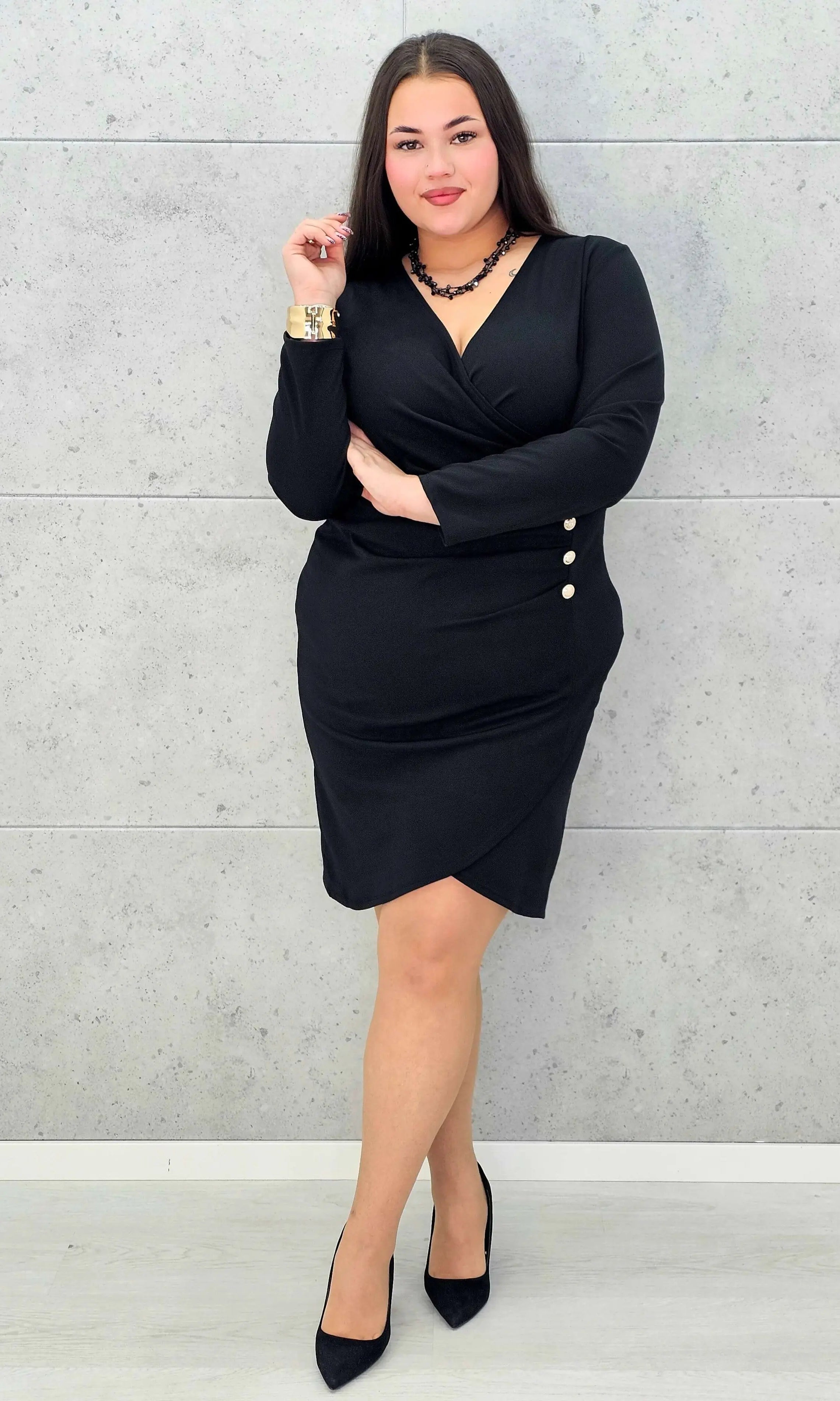 Czarna sukienka plus size z dekoltem kopertowym i ozdobnymi guzikami – elegancka mini - Stylowa XL