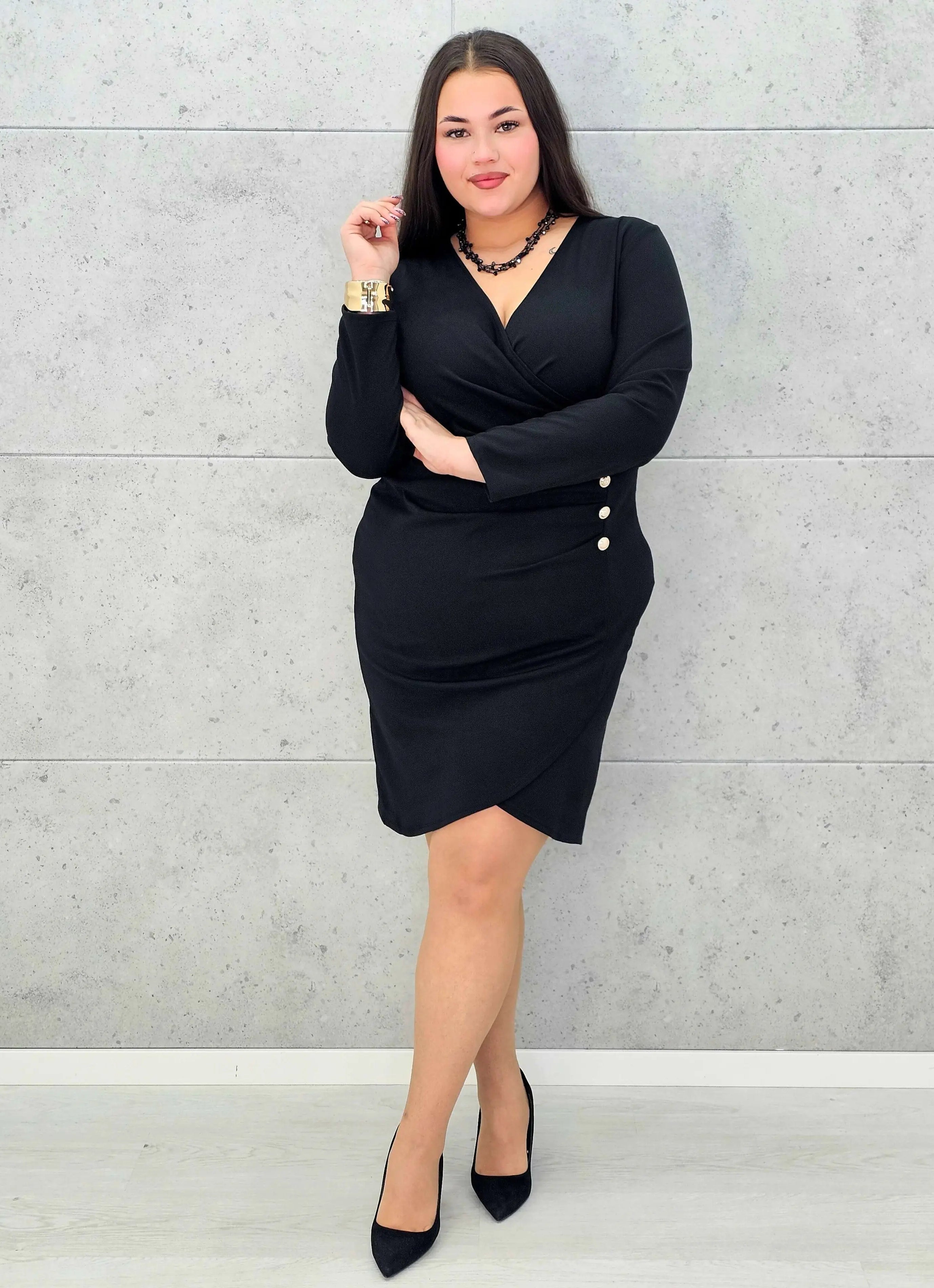 Czarna sukienka plus size z dekoltem kopertowym i ozdobnymi guzikami – elegancka mini - Stylowa XL
