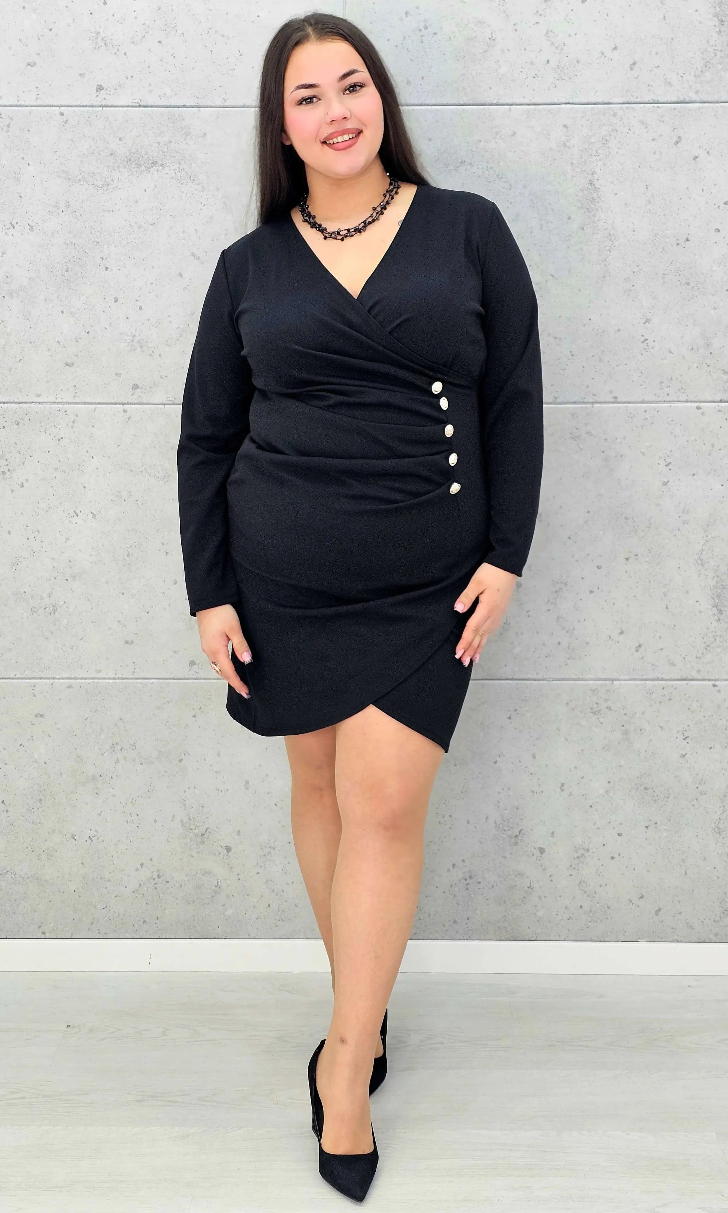 Czarna sukienka plus size z dekoltem kopertowym i ozdobnymi guzikami – elegancka mini - Stylowa XL