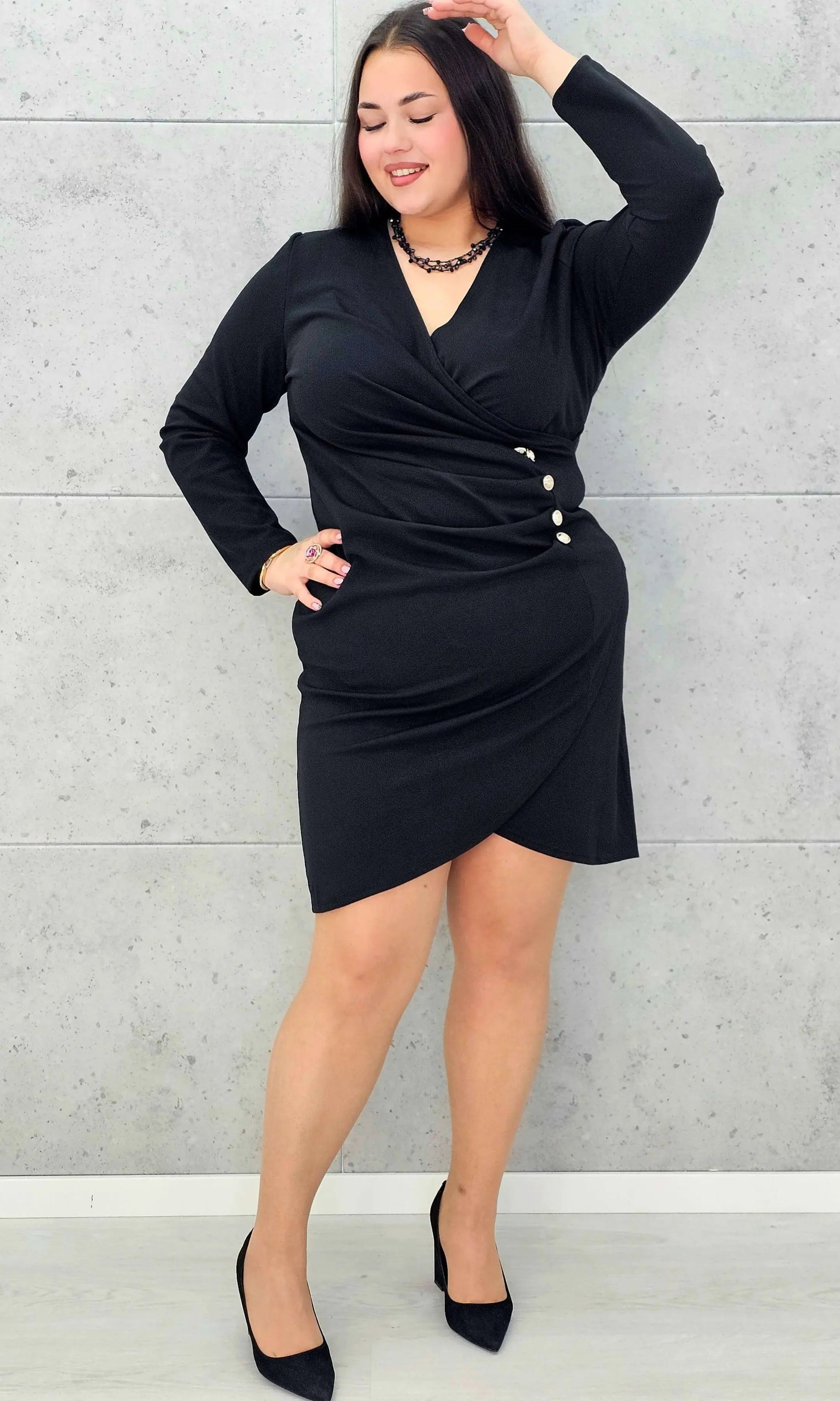 Czarna sukienka plus size z dekoltem kopertowym i ozdobnymi guzikami – elegancka mini - Stylowa XL