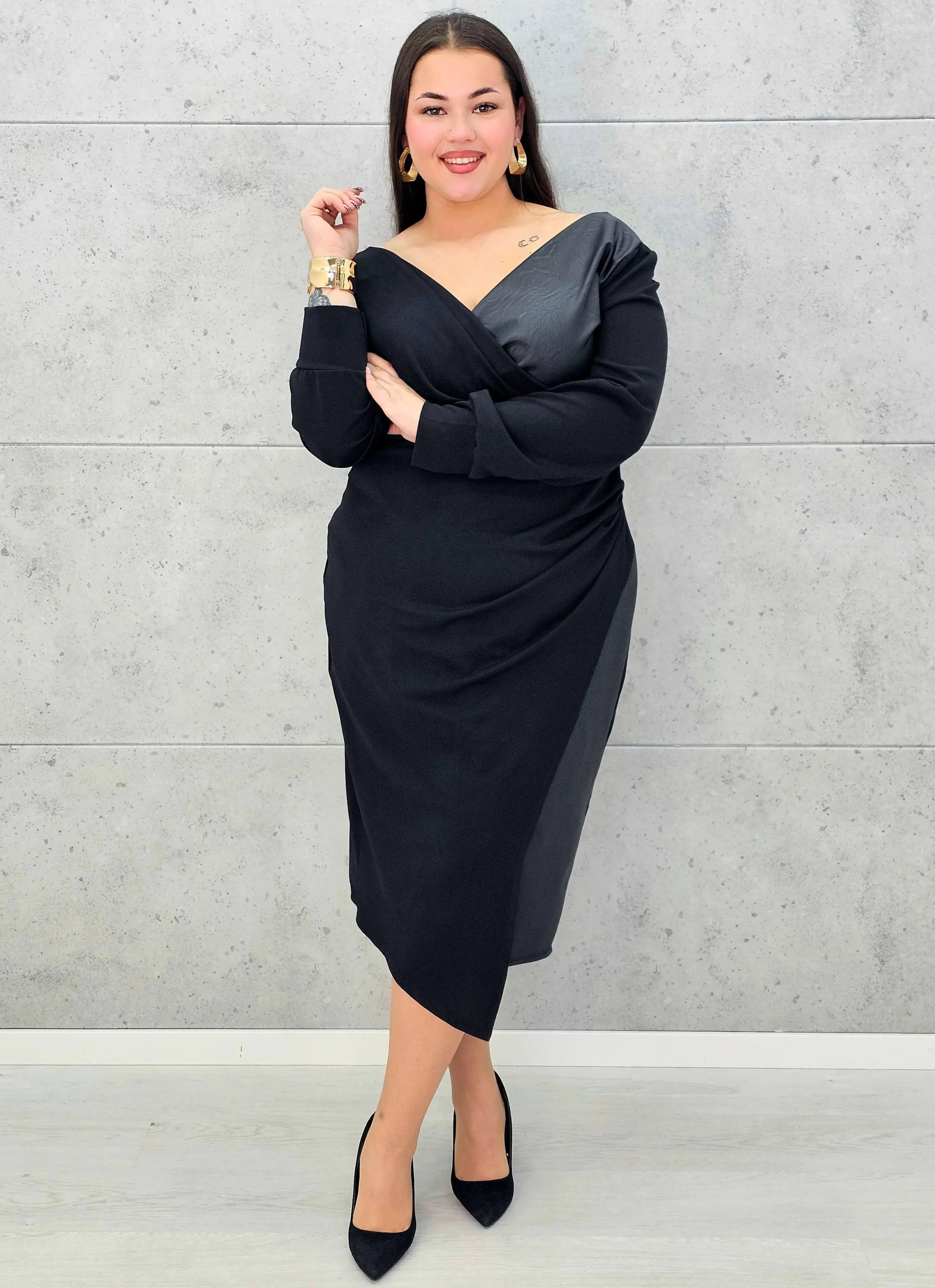 Czarna sukienka plus size z drapowaniem i dekoltem V – elegancka midi - Stylowa XL