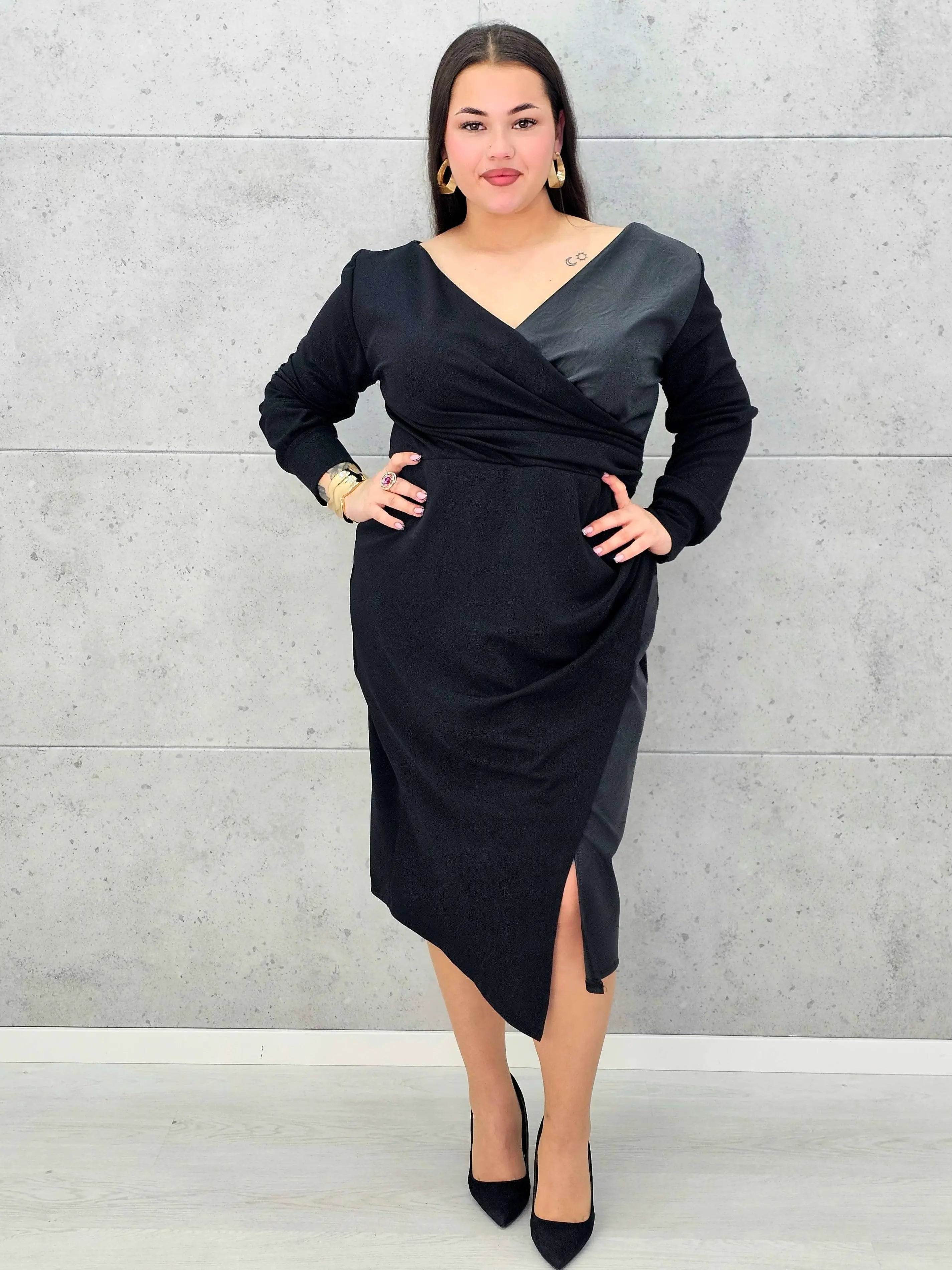 Czarna sukienka plus size z drapowaniem i dekoltem V – elegancka midi - Stylowa XL