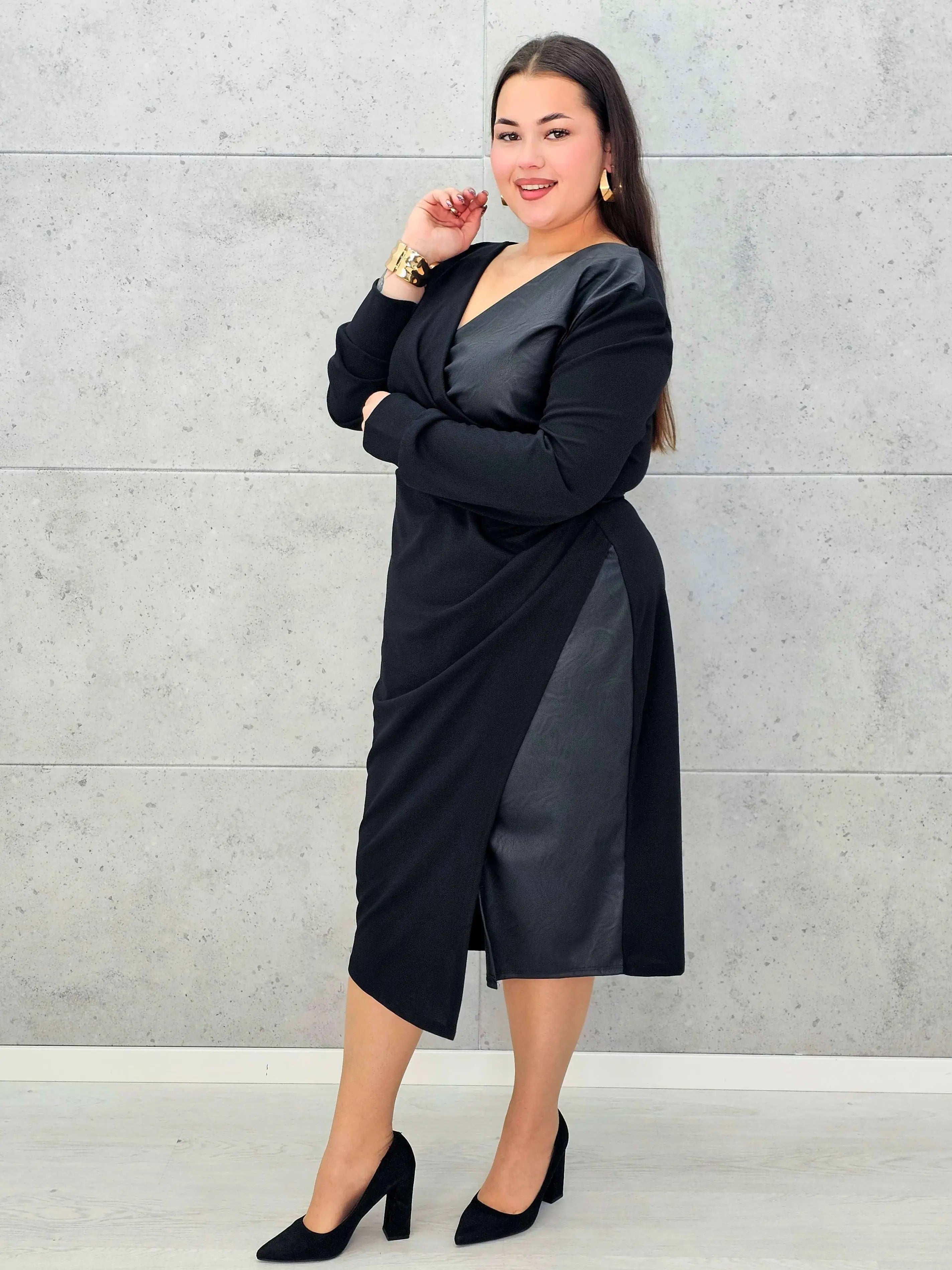 Czarna sukienka plus size z drapowaniem i dekoltem V – elegancka midi - Stylowa XL