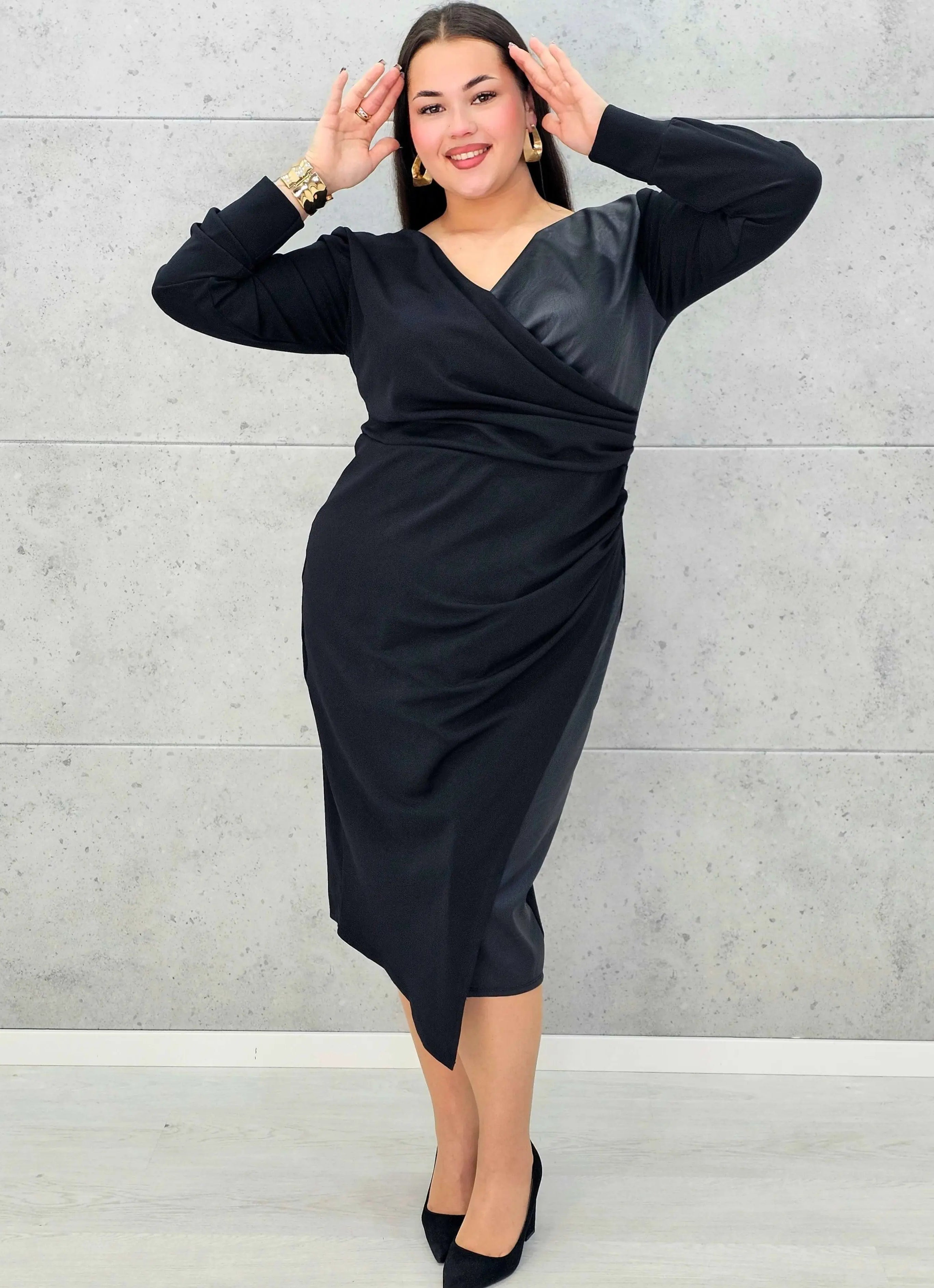 Czarna sukienka plus size z drapowaniem i dekoltem V – elegancka midi - Stylowa XL