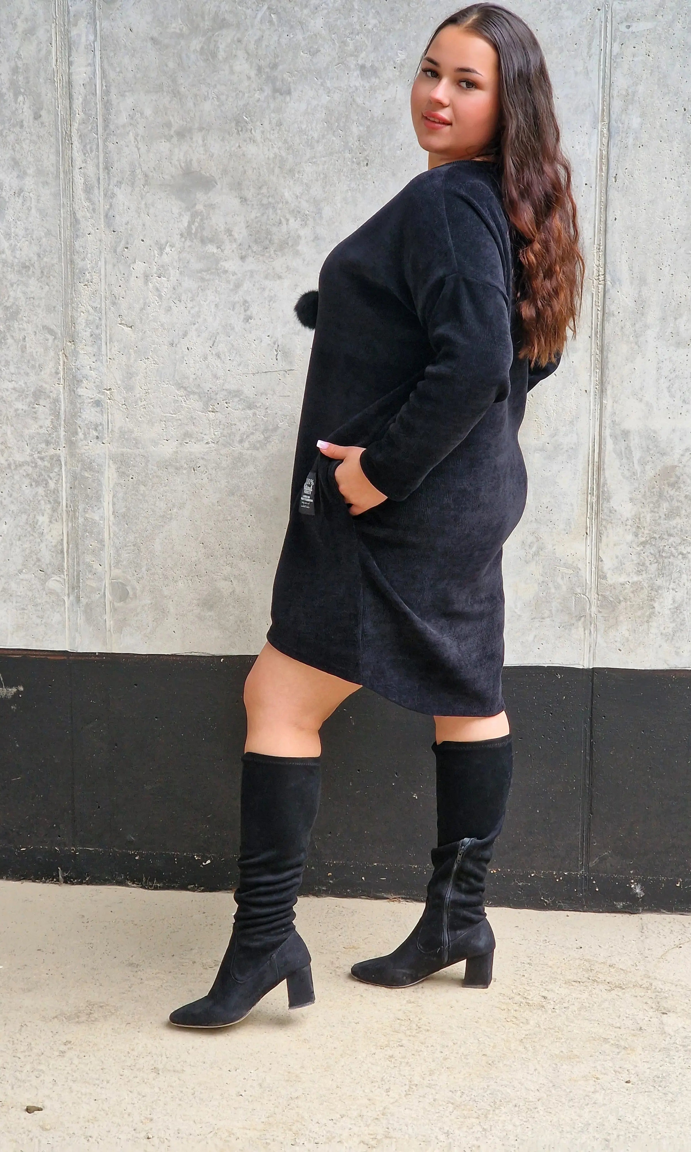 Czarna sukienka plus size z dzianiny – wygodna, stylowa i uniwersalna Stylowa XL