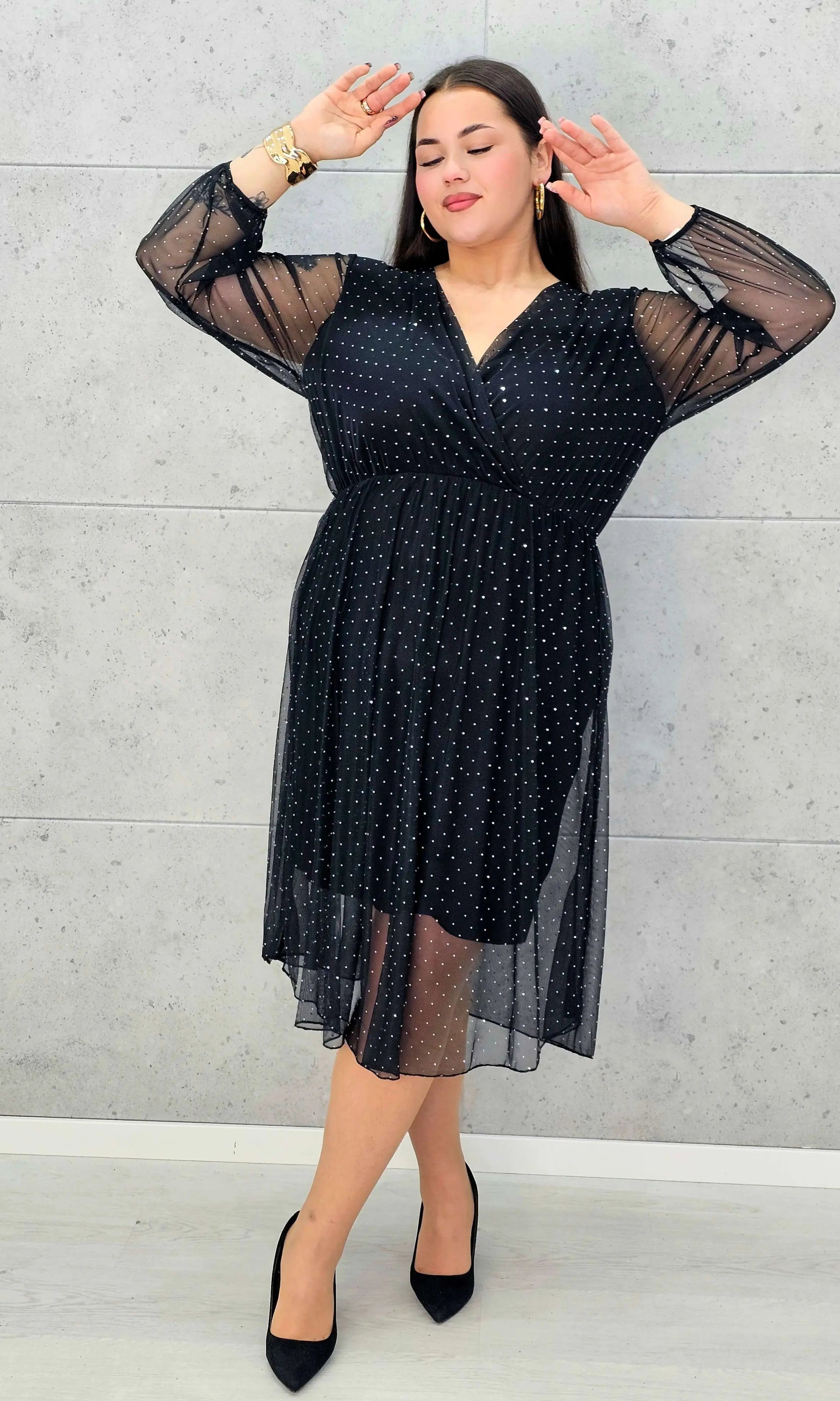 Czarna sukienka plus size z kopertowym dekoltem i drobnymi kryształkami – elegancka midi - Stylowa XL