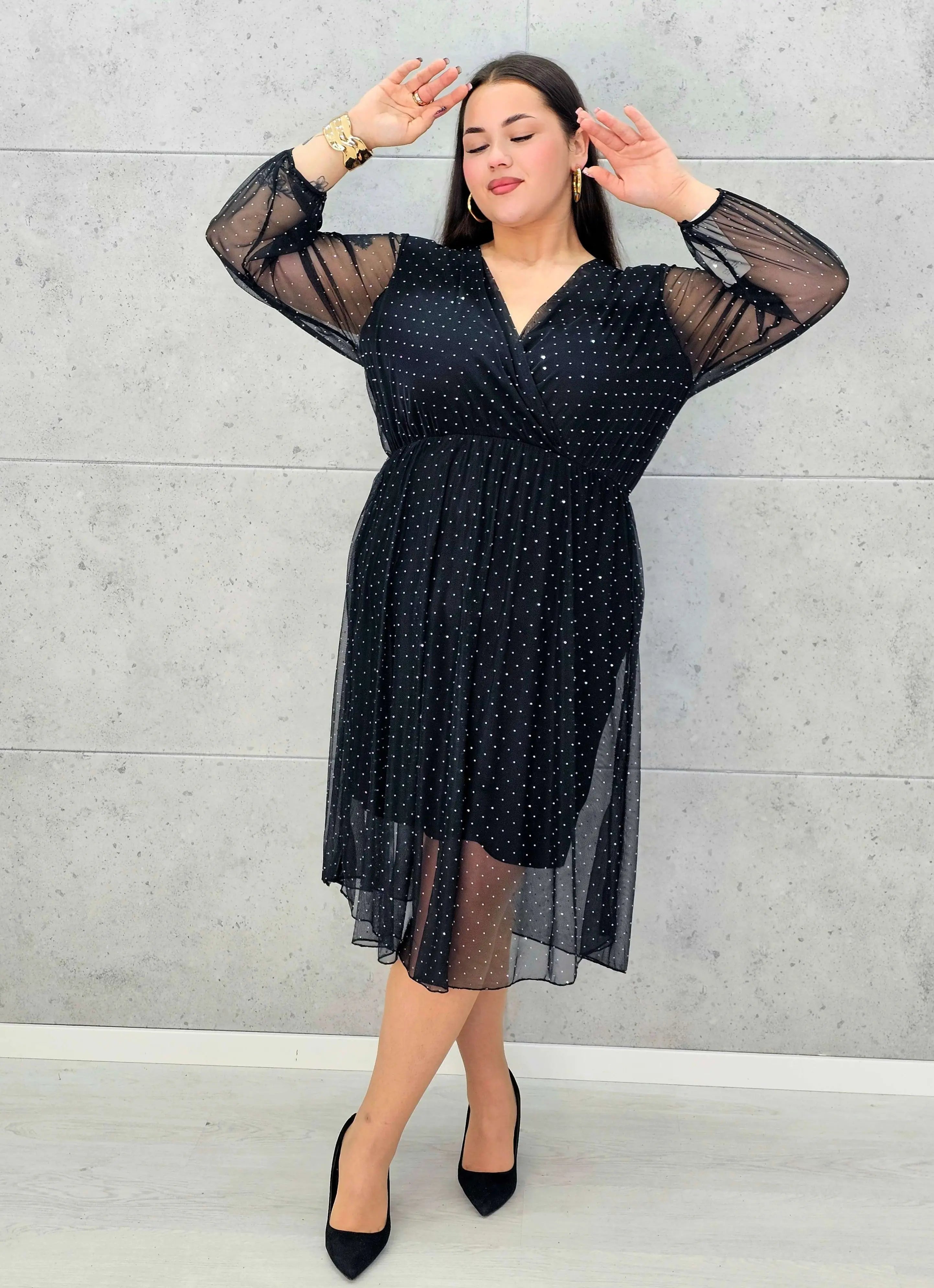 Czarna sukienka plus size z kopertowym dekoltem i drobnymi kryształkami – elegancka midi - Stylowa XL