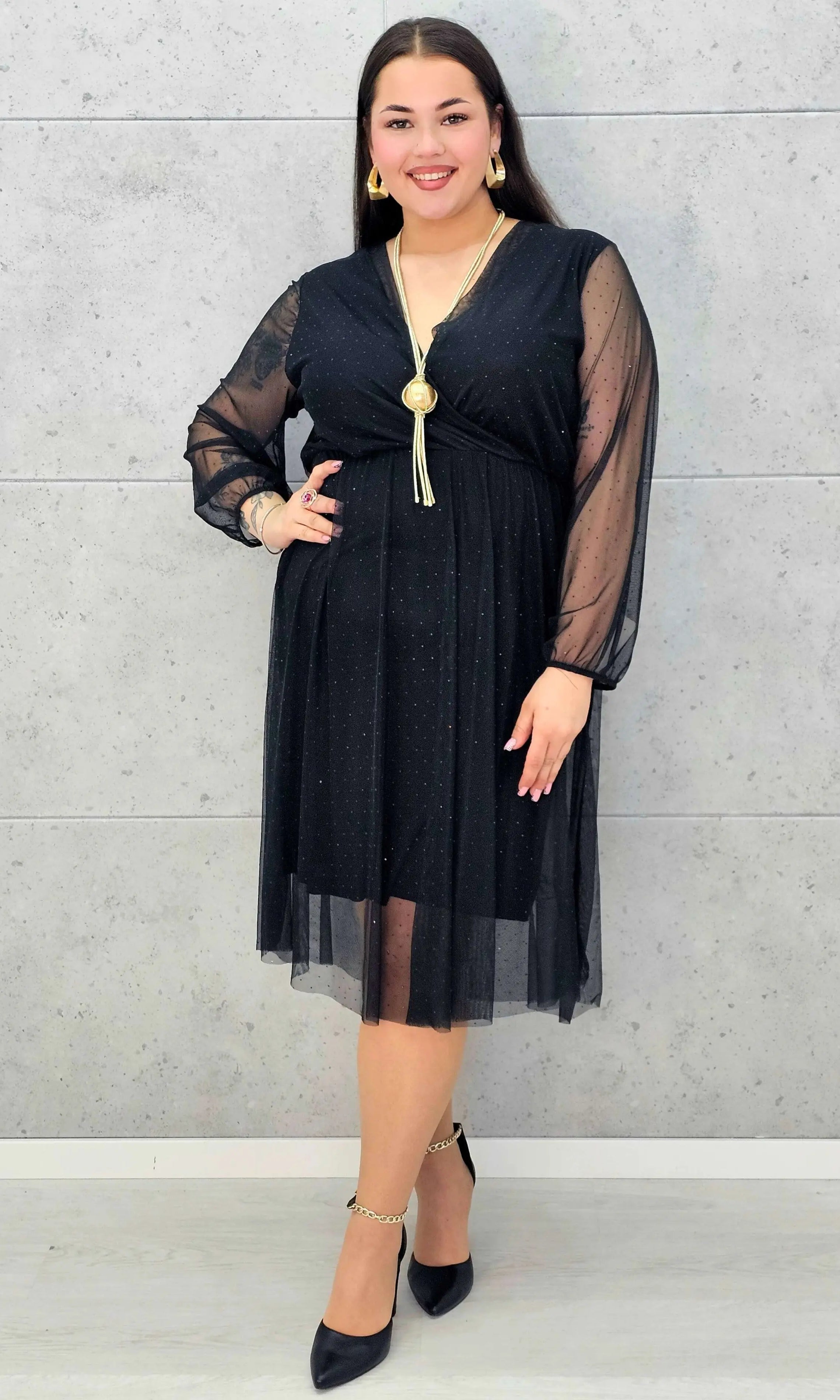 Czarna sukienka plus size z kopertowym dekoltem i drobnymi kryształkami – elegancka midi - Stylowa XL