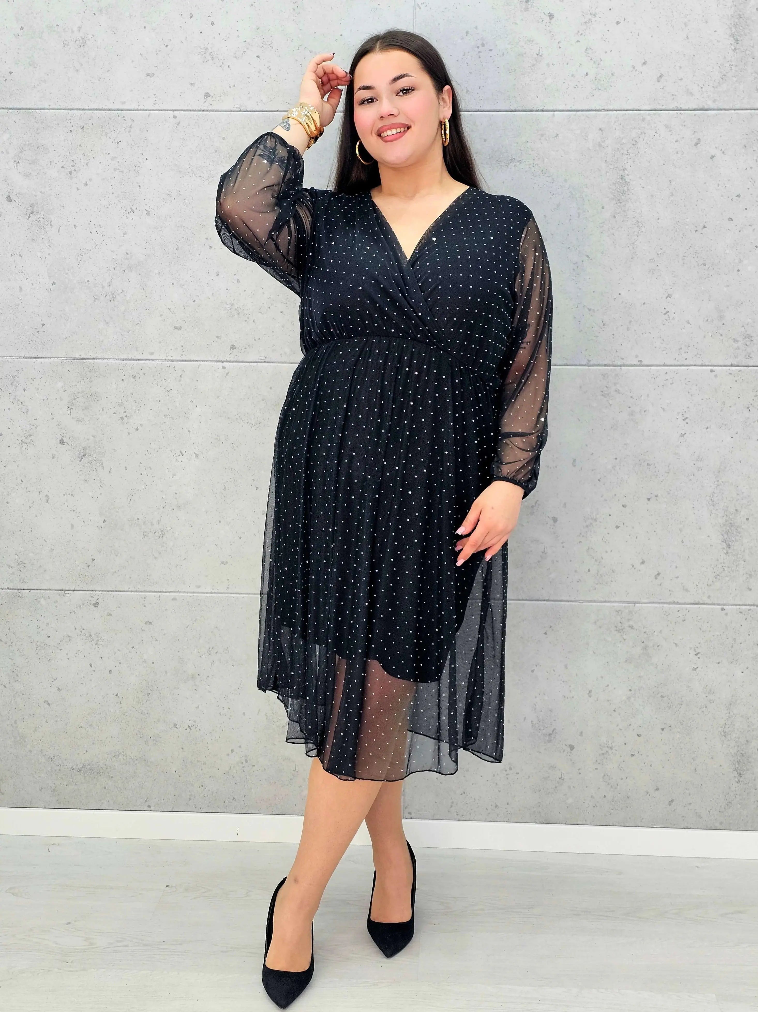 Czarna sukienka plus size z kopertowym dekoltem i drobnymi kryształkami – elegancka midi - Stylowa XL