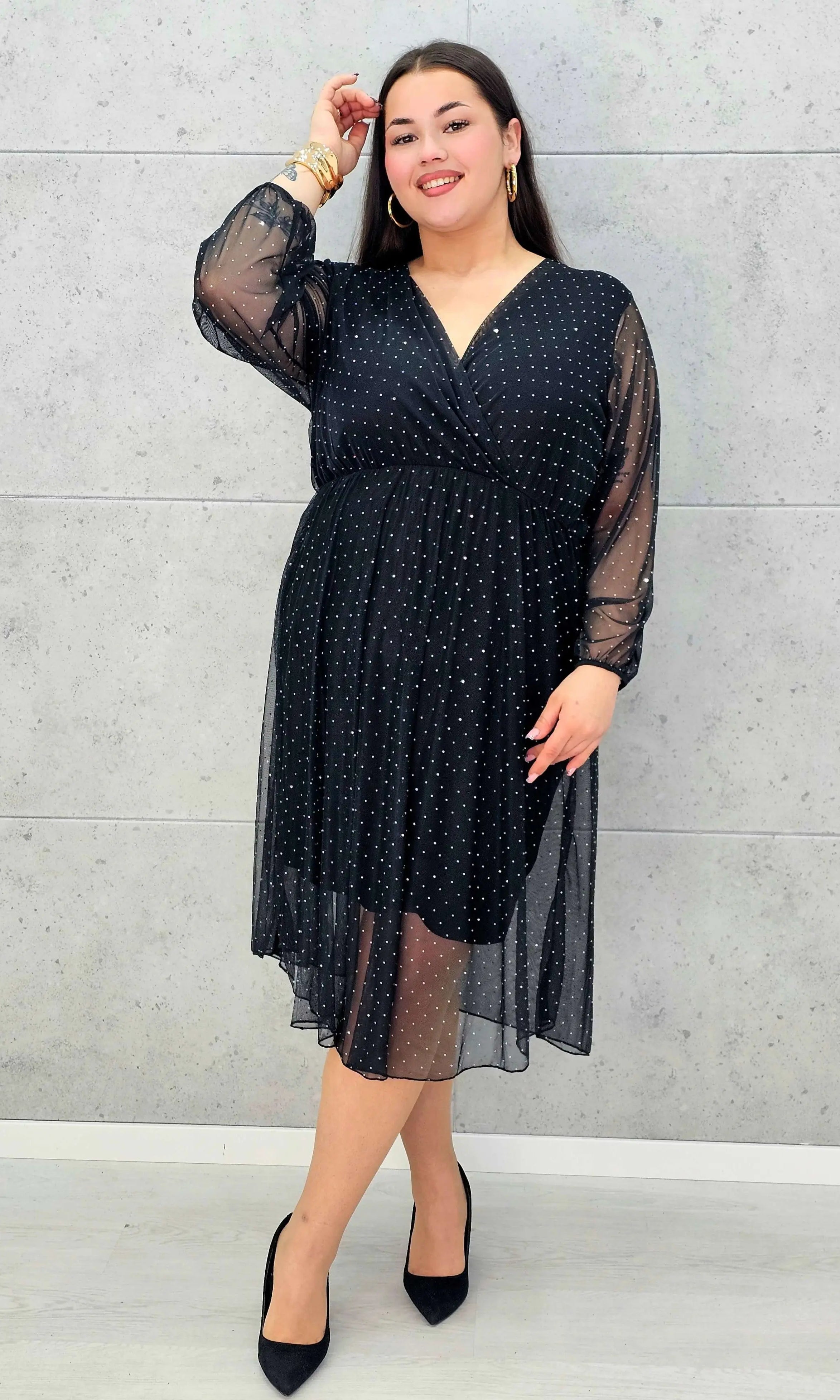 Czarna sukienka plus size z kopertowym dekoltem i drobnymi kryształkami – elegancka midi - Stylowa XL