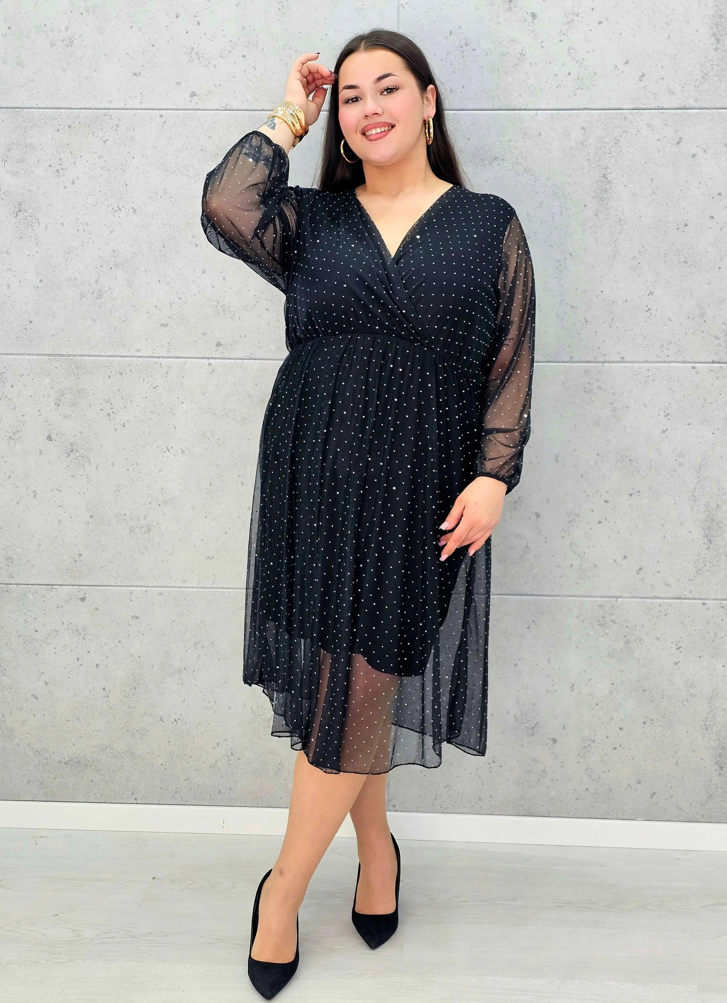 Czarna sukienka plus size z kopertowym dekoltem i drobnymi kryształkami – elegancka midi - Stylowa XL