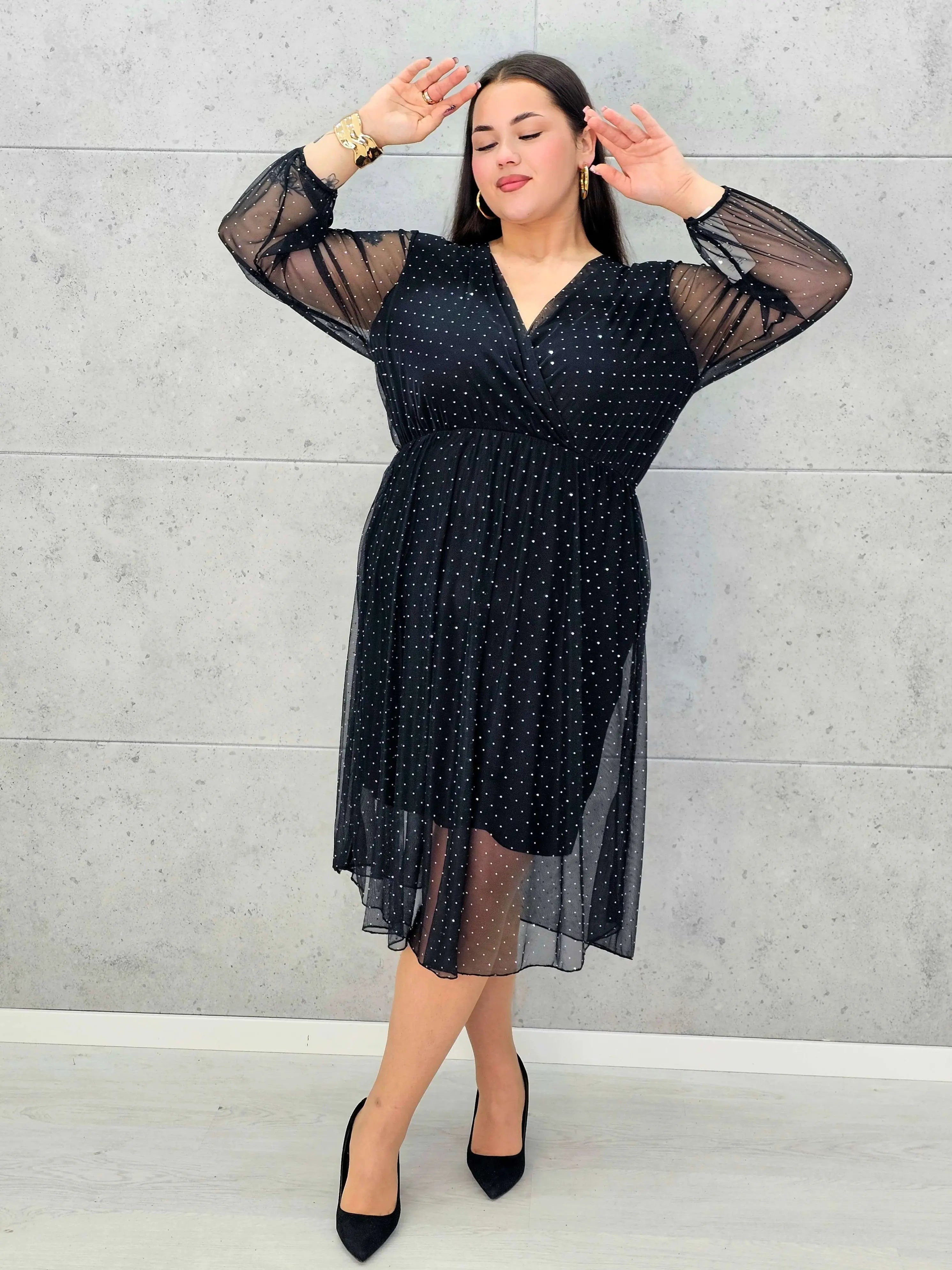 Czarna sukienka plus size z kopertowym dekoltem i drobnymi kryształkami – elegancka midi - Stylowa XL