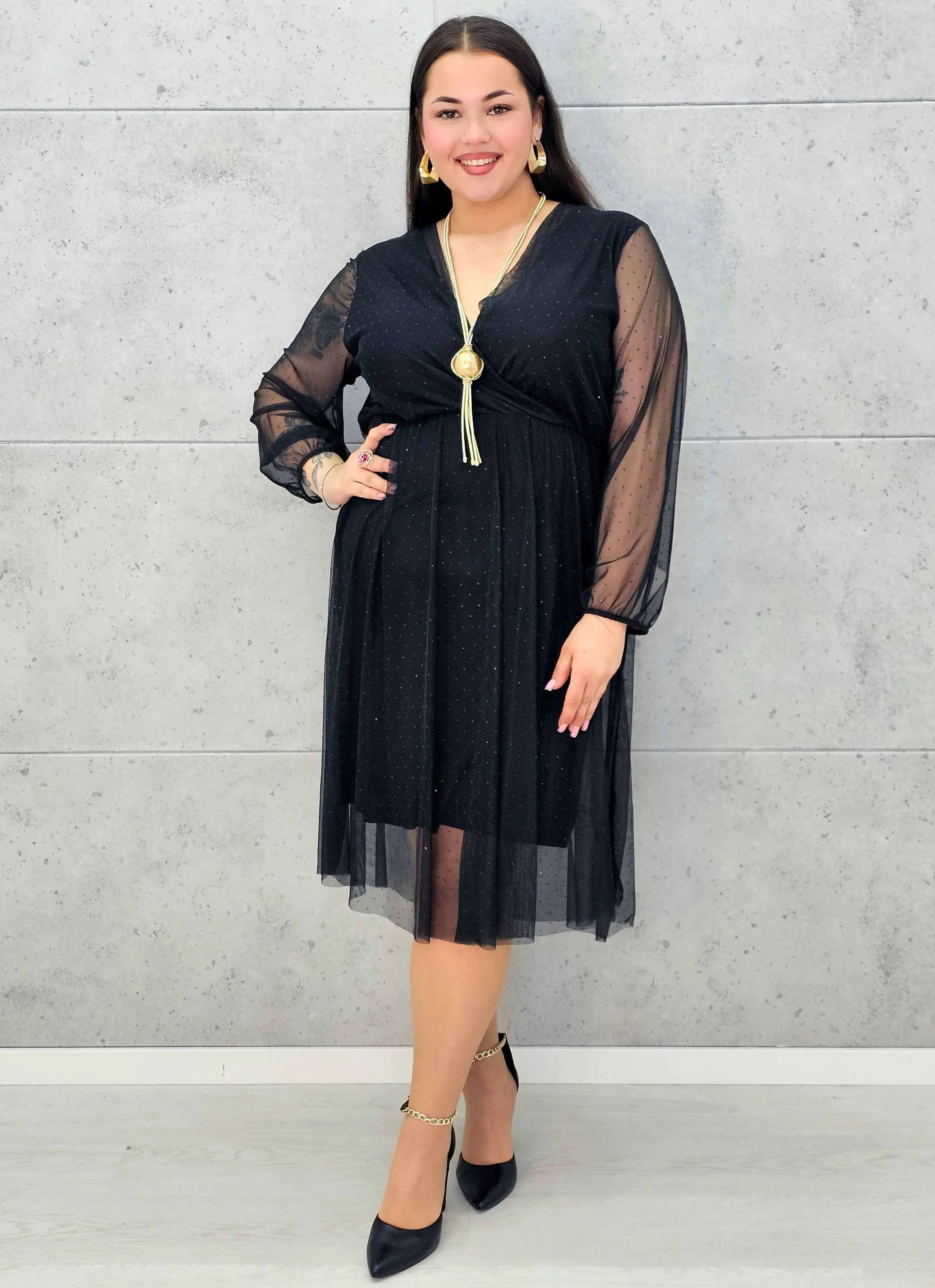 Czarna sukienka plus size z kopertowym dekoltem i drobnymi kryształkami – elegancka midi - Stylowa XL