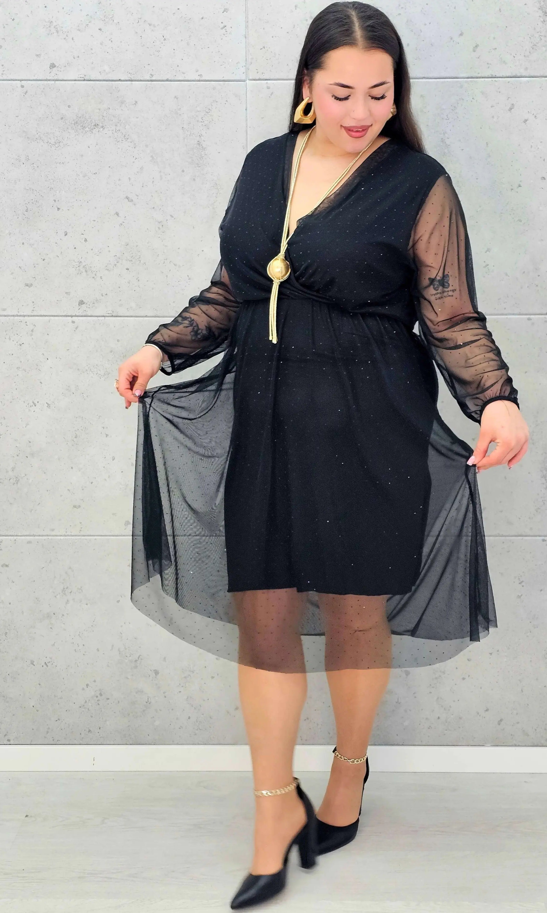 Czarna sukienka plus size z kopertowym dekoltem i drobnymi kryształkami – elegancka midi - Stylowa XL