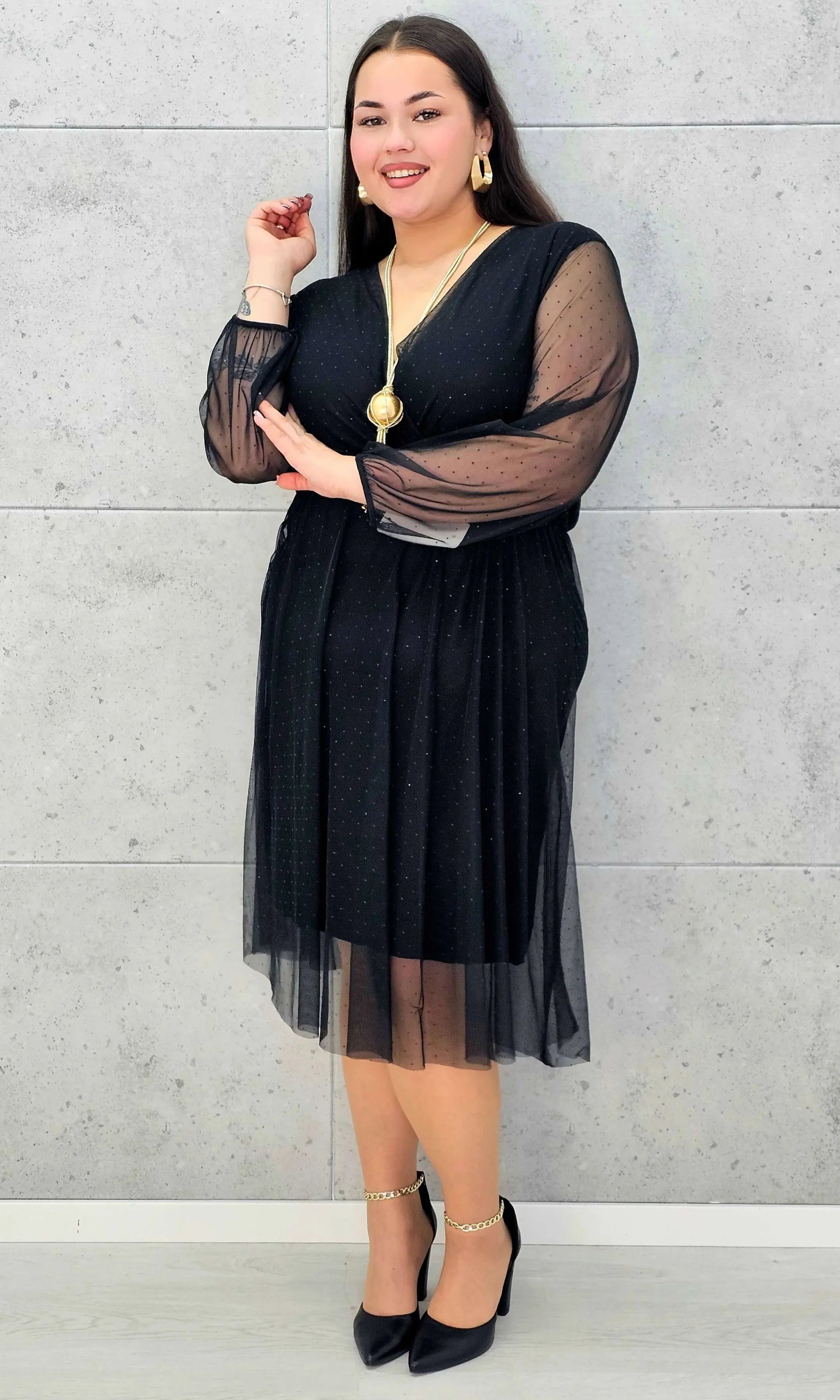 Czarna sukienka plus size z kopertowym dekoltem i drobnymi kryształkami – elegancka midi - Stylowa XL