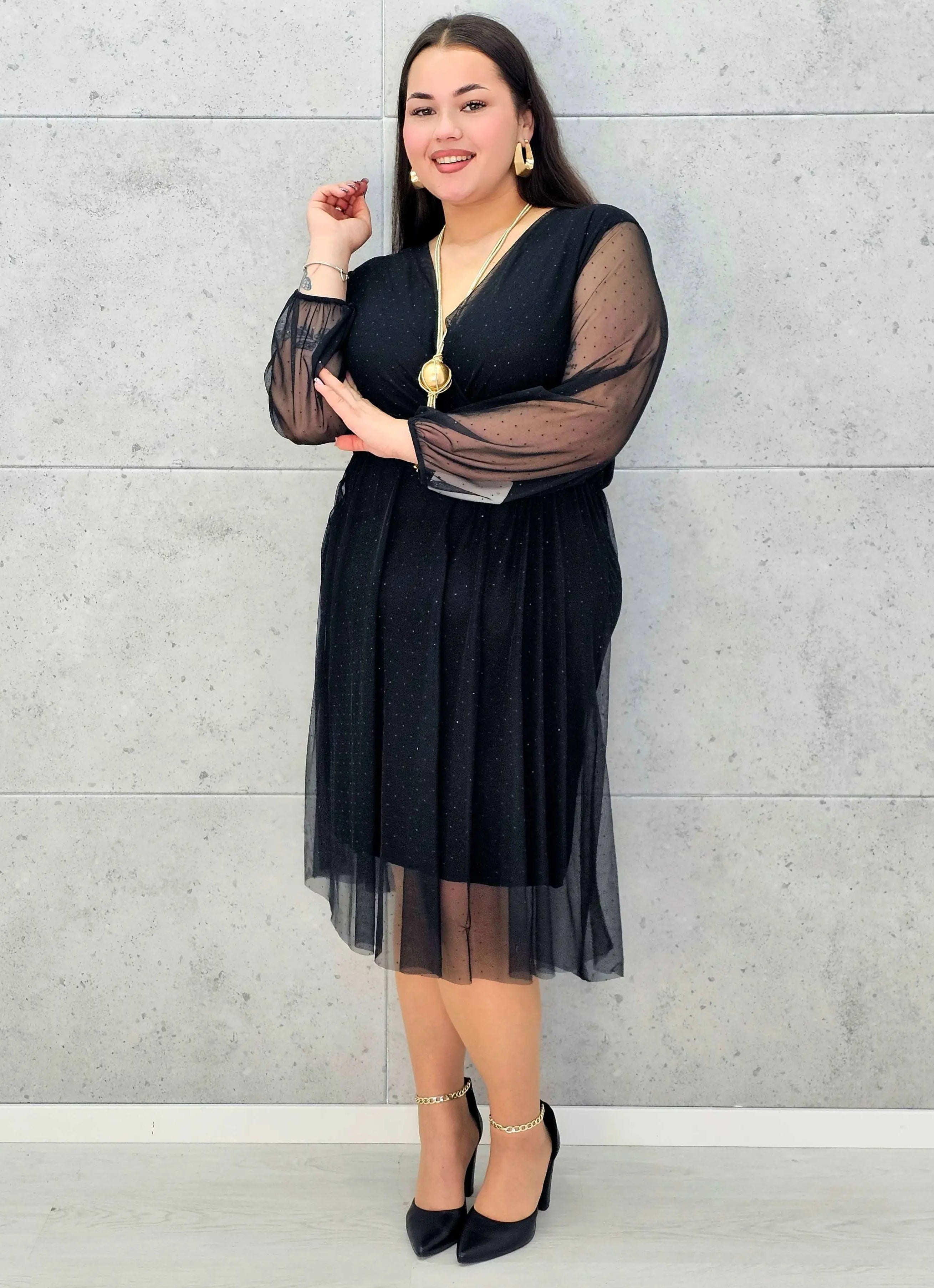 Czarna sukienka plus size z kopertowym dekoltem i drobnymi kryształkami – elegancka midi - Stylowa XL