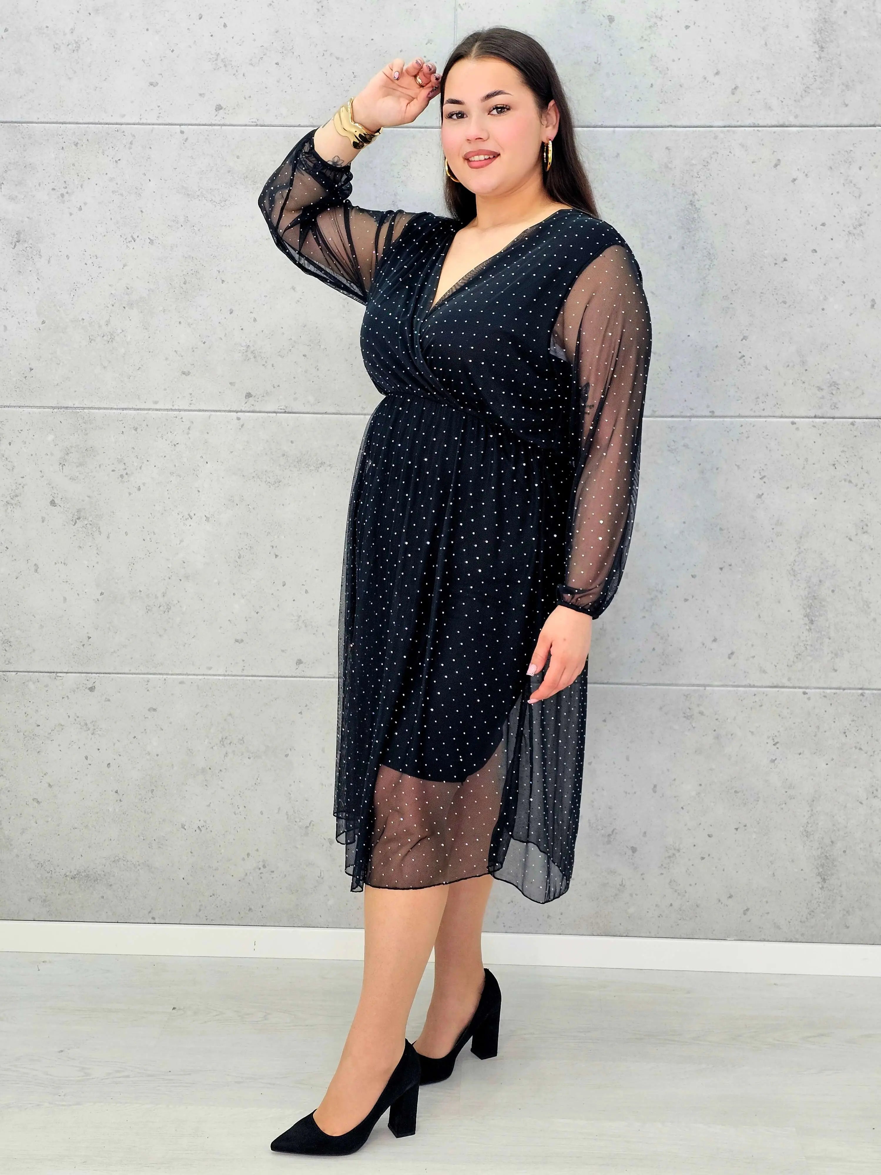 Czarna sukienka plus size z kopertowym dekoltem i drobnymi kryształkami – elegancka midi - Stylowa XL