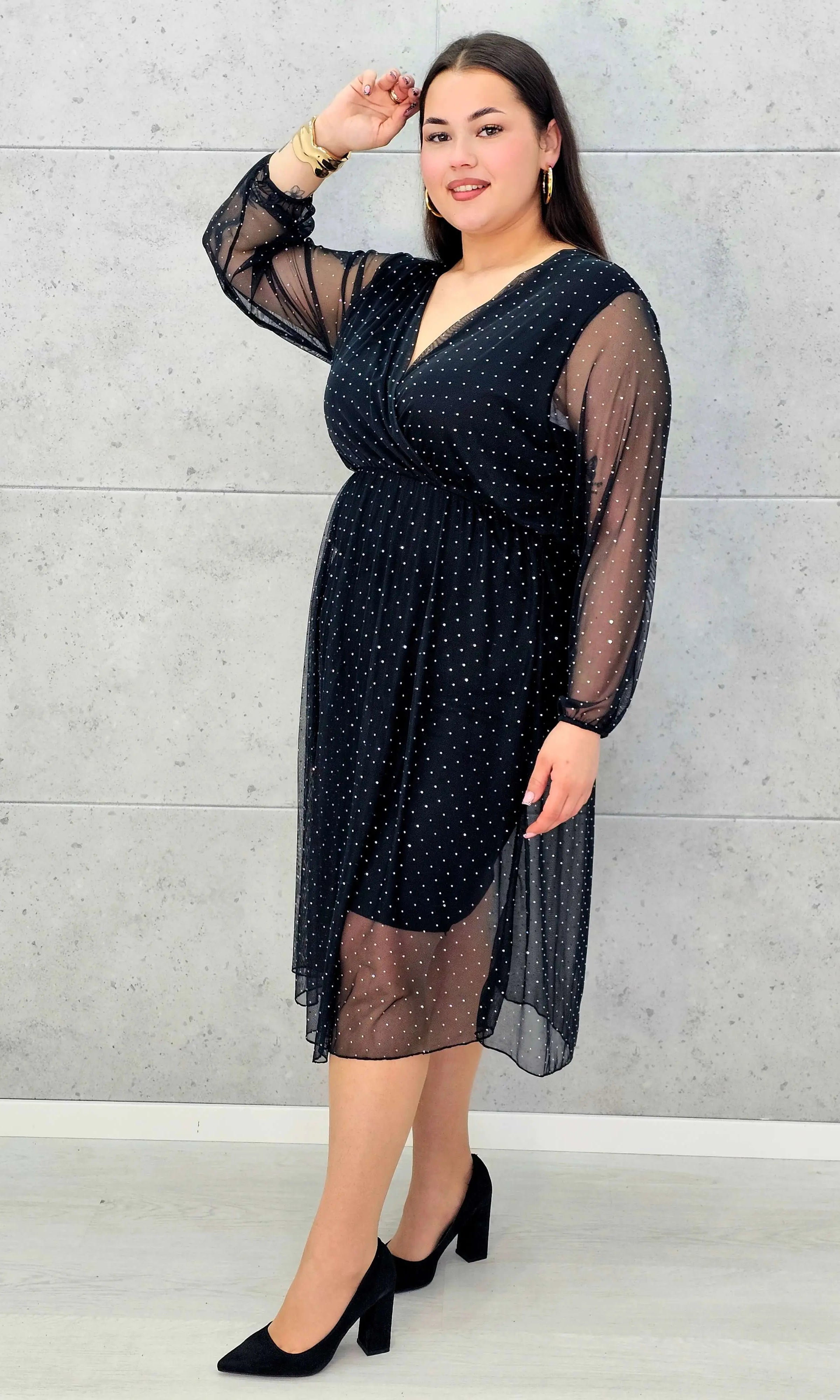 Czarna sukienka plus size z kopertowym dekoltem i drobnymi kryształkami – elegancka midi - Stylowa XL
