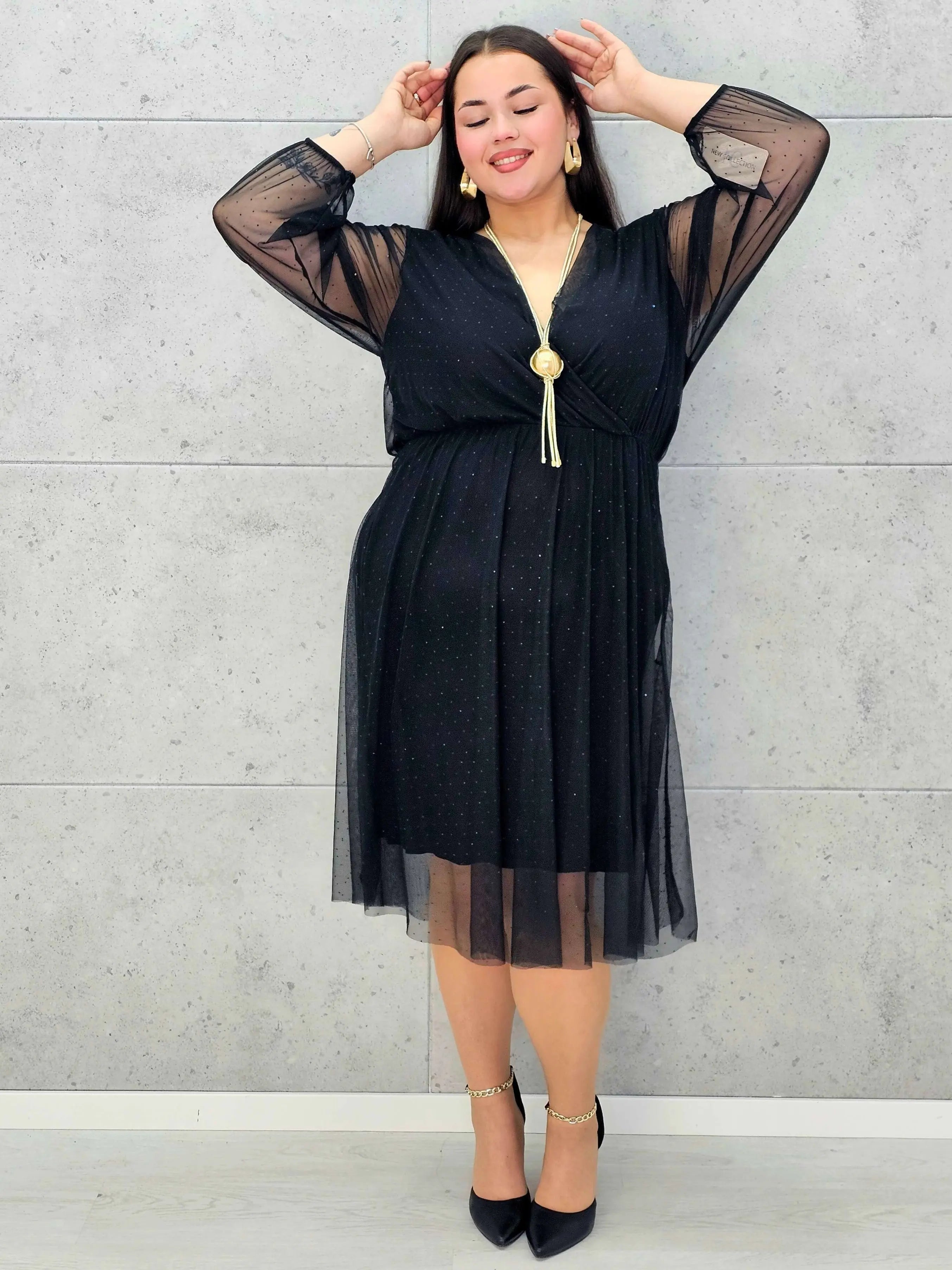 Czarna sukienka plus size z kopertowym dekoltem i drobnymi kryształkami – elegancka midi - Stylowa XL