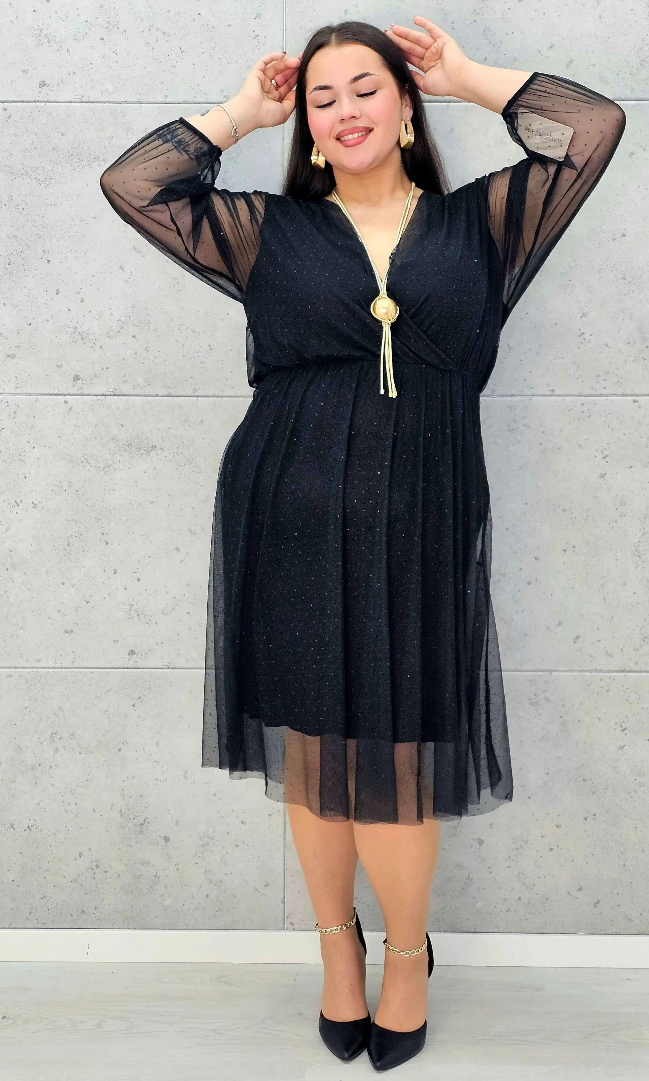 Czarna sukienka plus size z kopertowym dekoltem i drobnymi kryształkami – elegancka midi - Stylowa XL