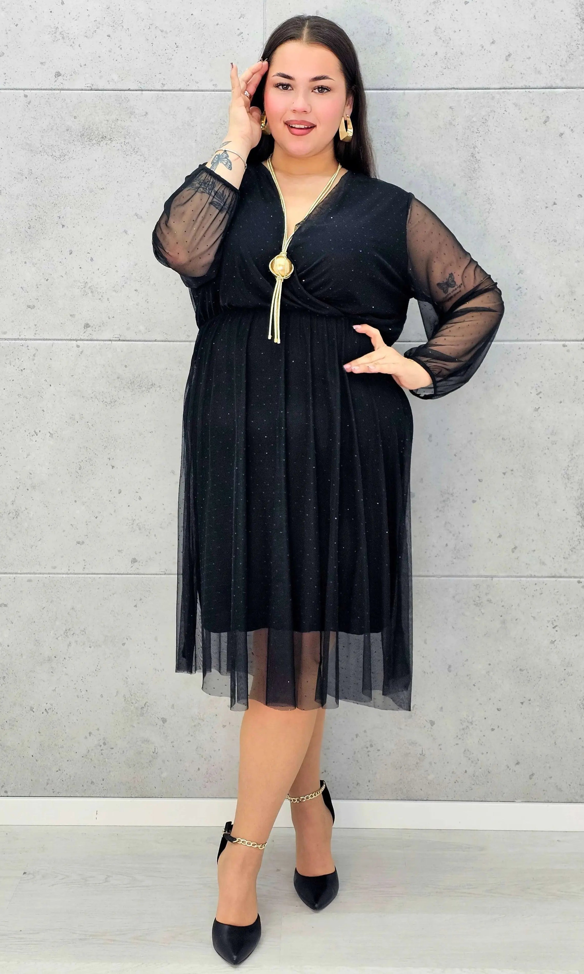 Czarna sukienka plus size z kopertowym dekoltem i drobnymi kryształkami – elegancka midi - Stylowa XL