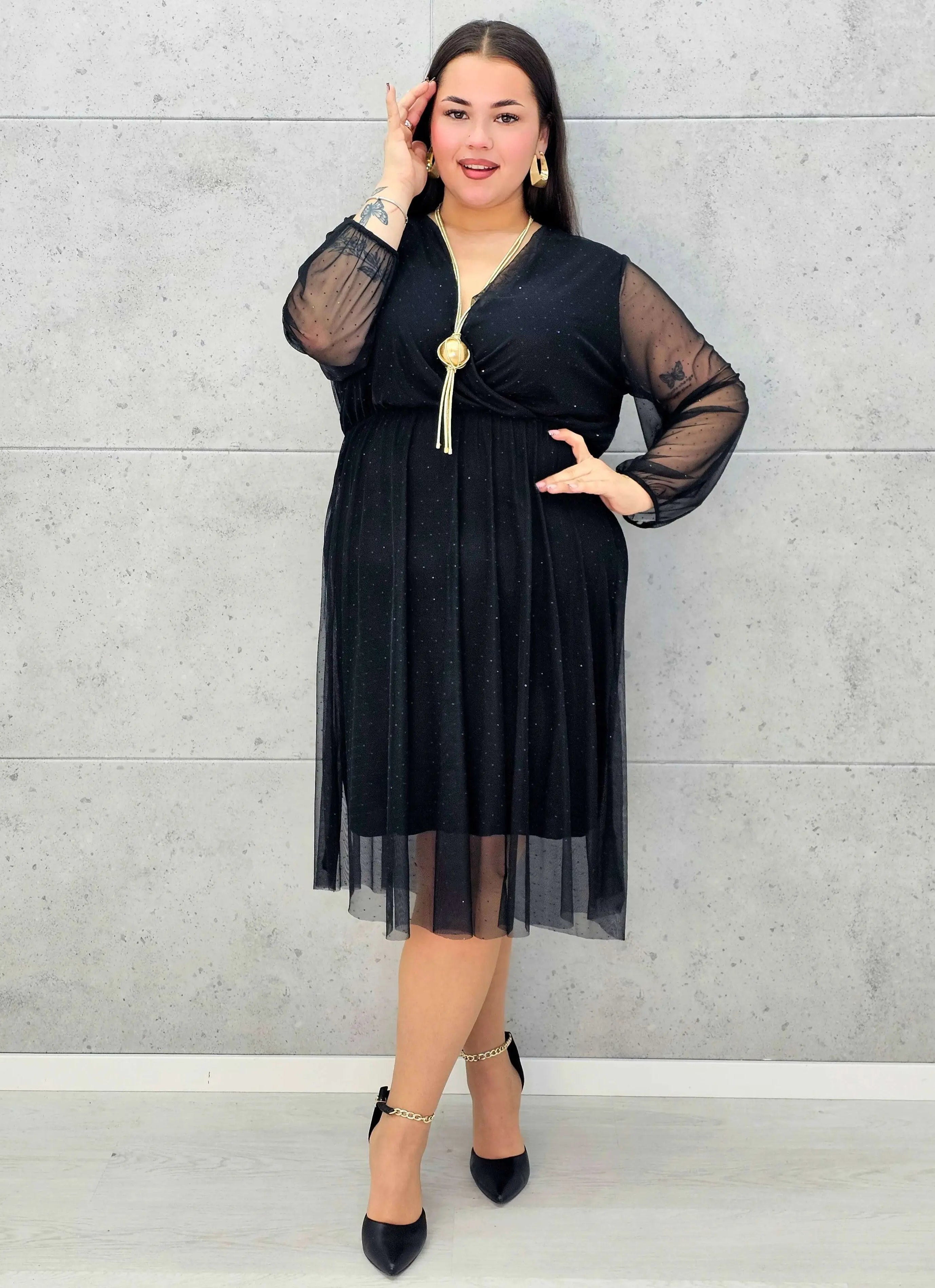 Czarna sukienka plus size z kopertowym dekoltem i drobnymi kryształkami – elegancka midi - Stylowa XL