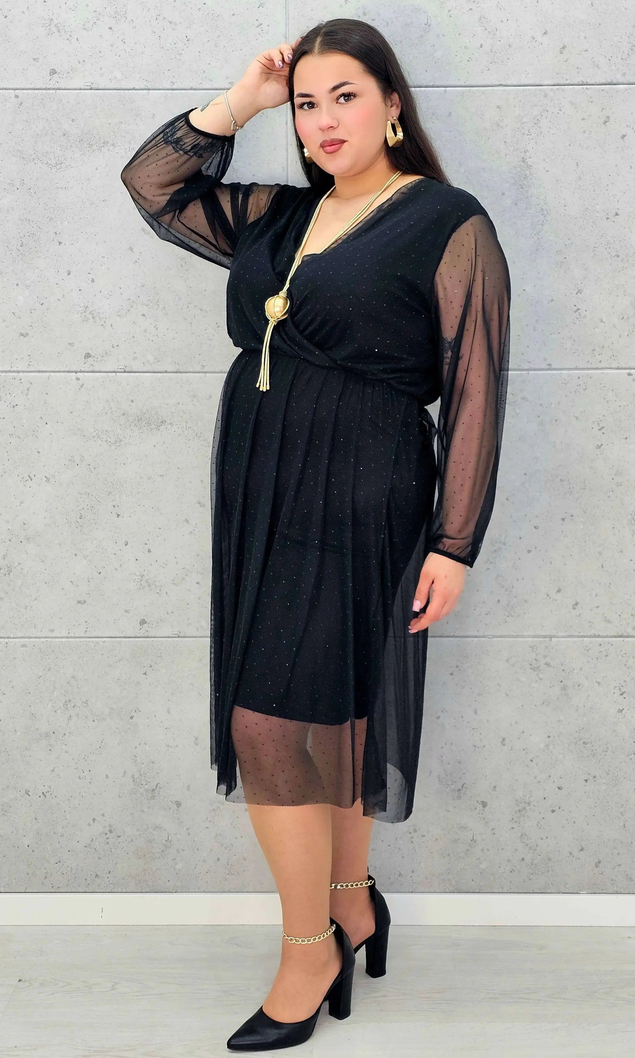 Czarna sukienka plus size z kopertowym dekoltem i drobnymi kryształkami – elegancka midi - Stylowa XL