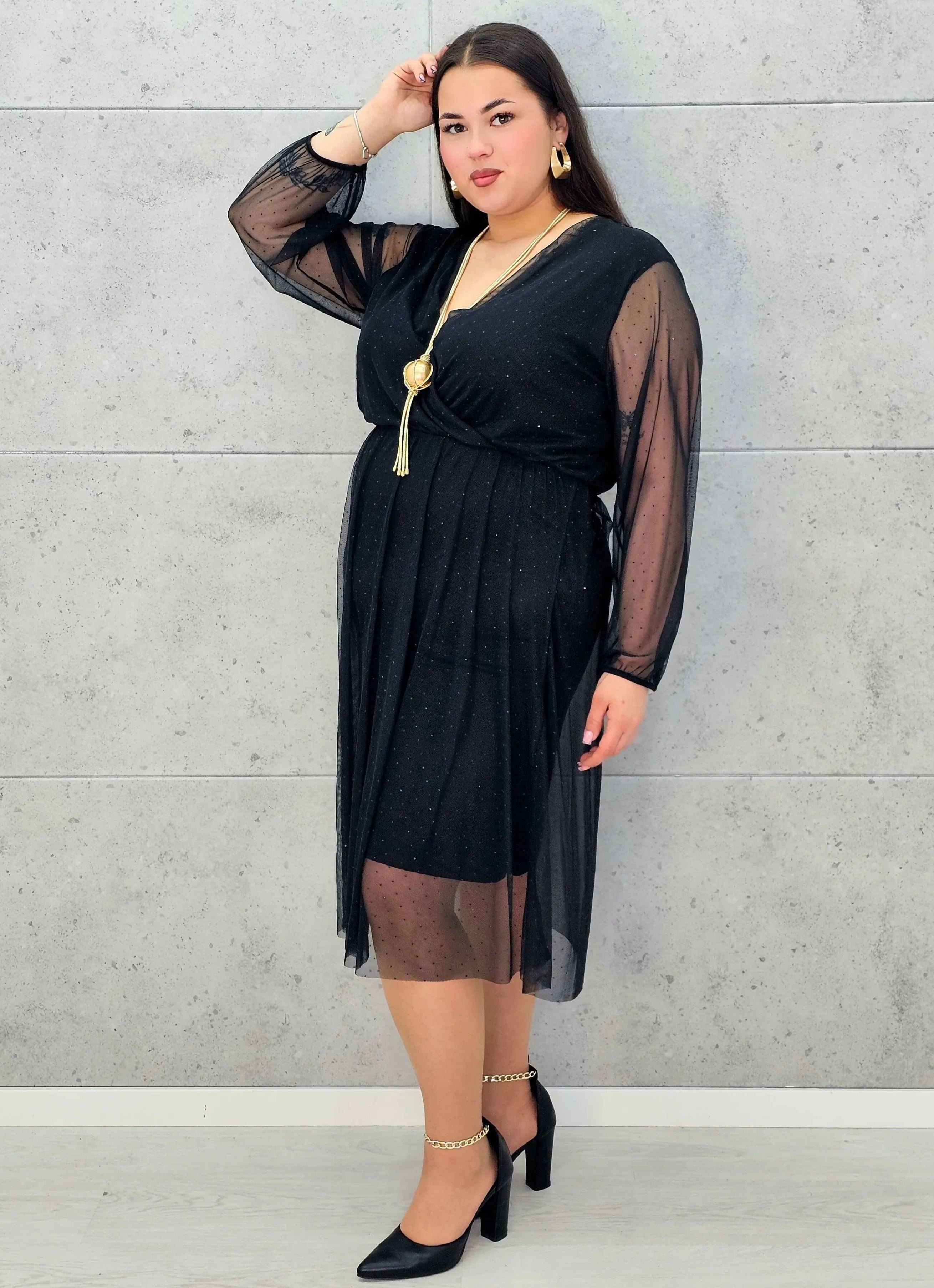 Czarna sukienka plus size z kopertowym dekoltem i drobnymi kryształkami – elegancka midi - Stylowa XL