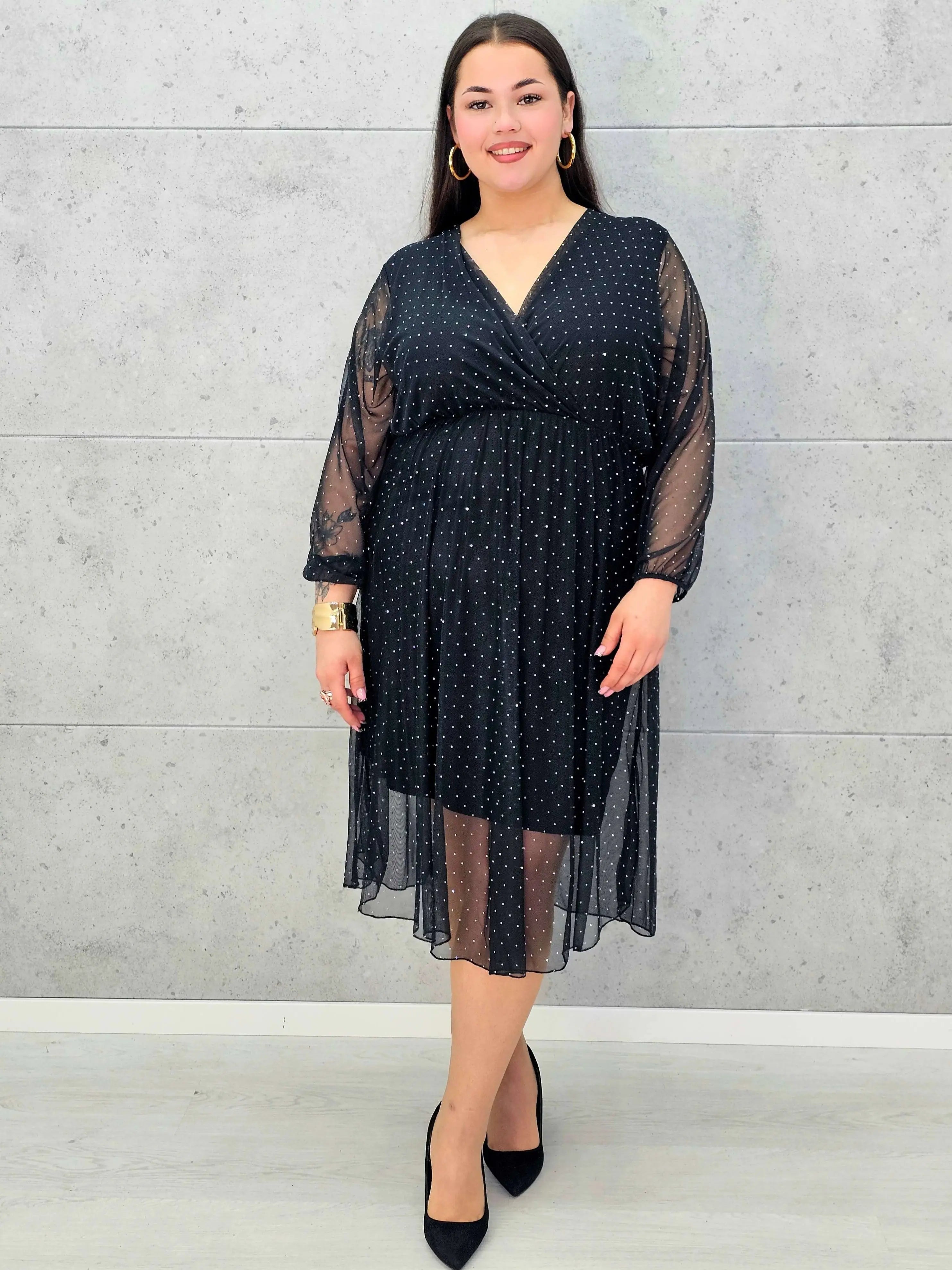 Czarna sukienka plus size z kopertowym dekoltem i drobnymi kryształkami – elegancka midi - Stylowa XL