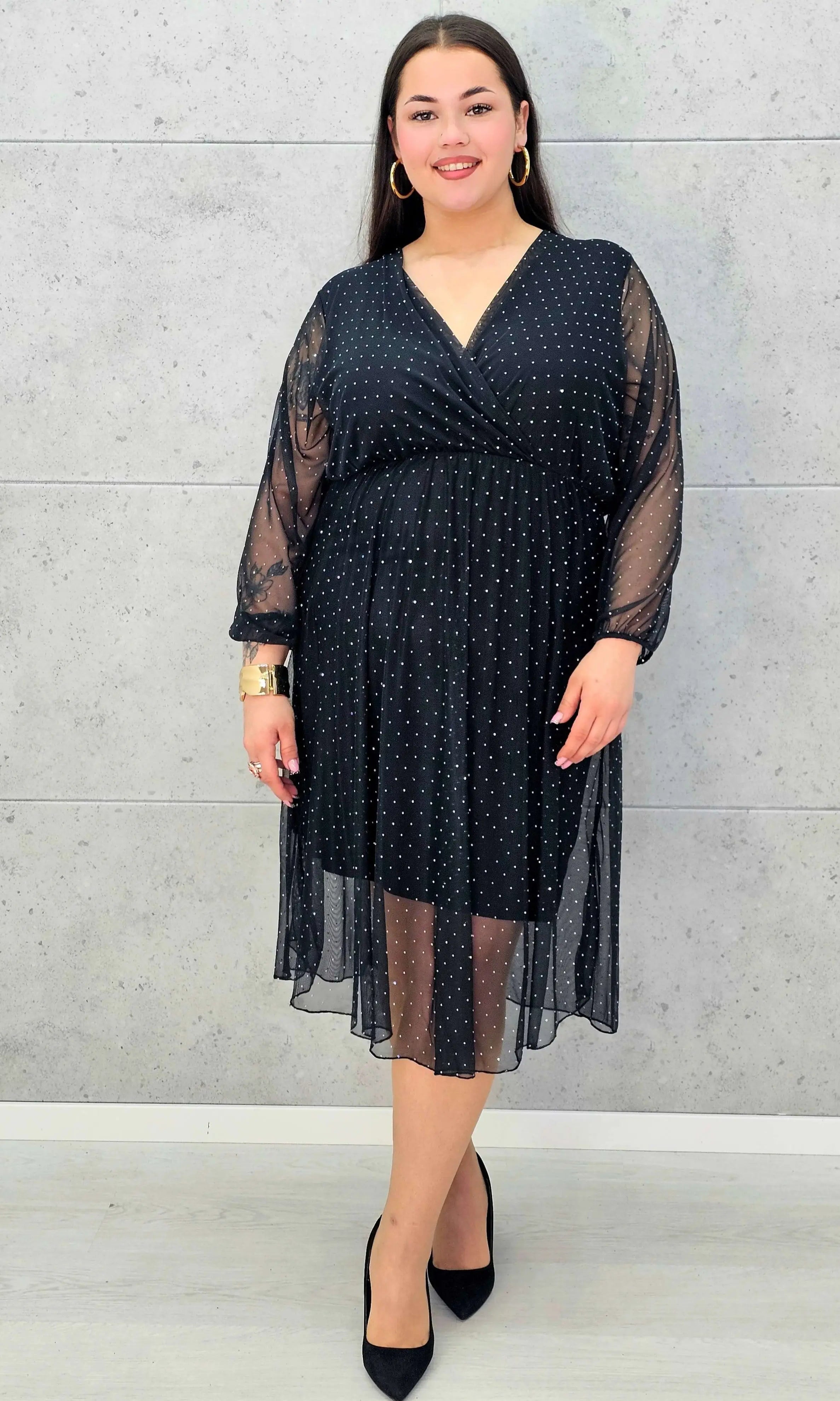 Czarna sukienka plus size z kopertowym dekoltem i drobnymi kryształkami – elegancka midi - Stylowa XL