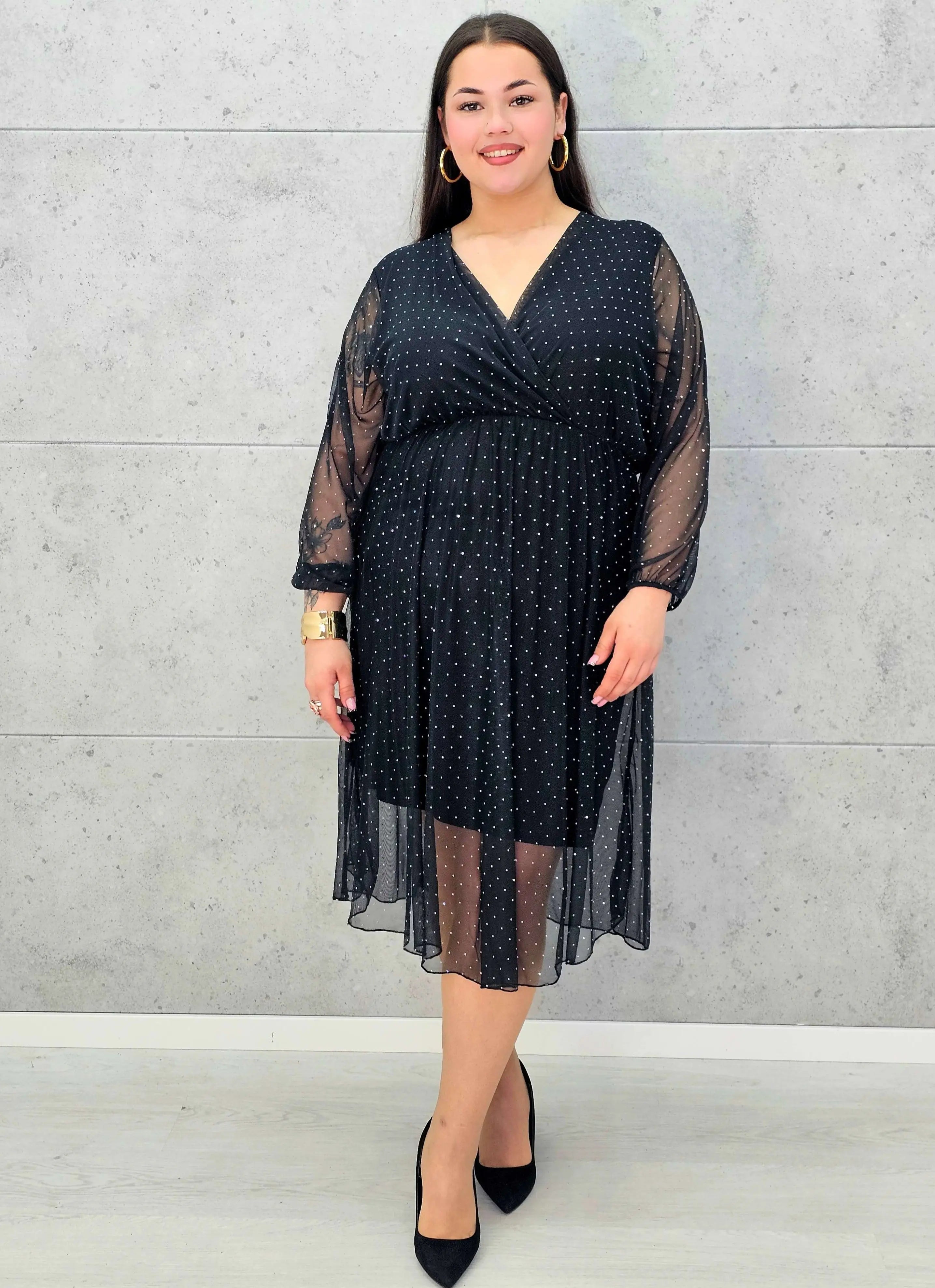 Czarna sukienka plus size z kopertowym dekoltem i drobnymi kryształkami – elegancka midi - Stylowa XL