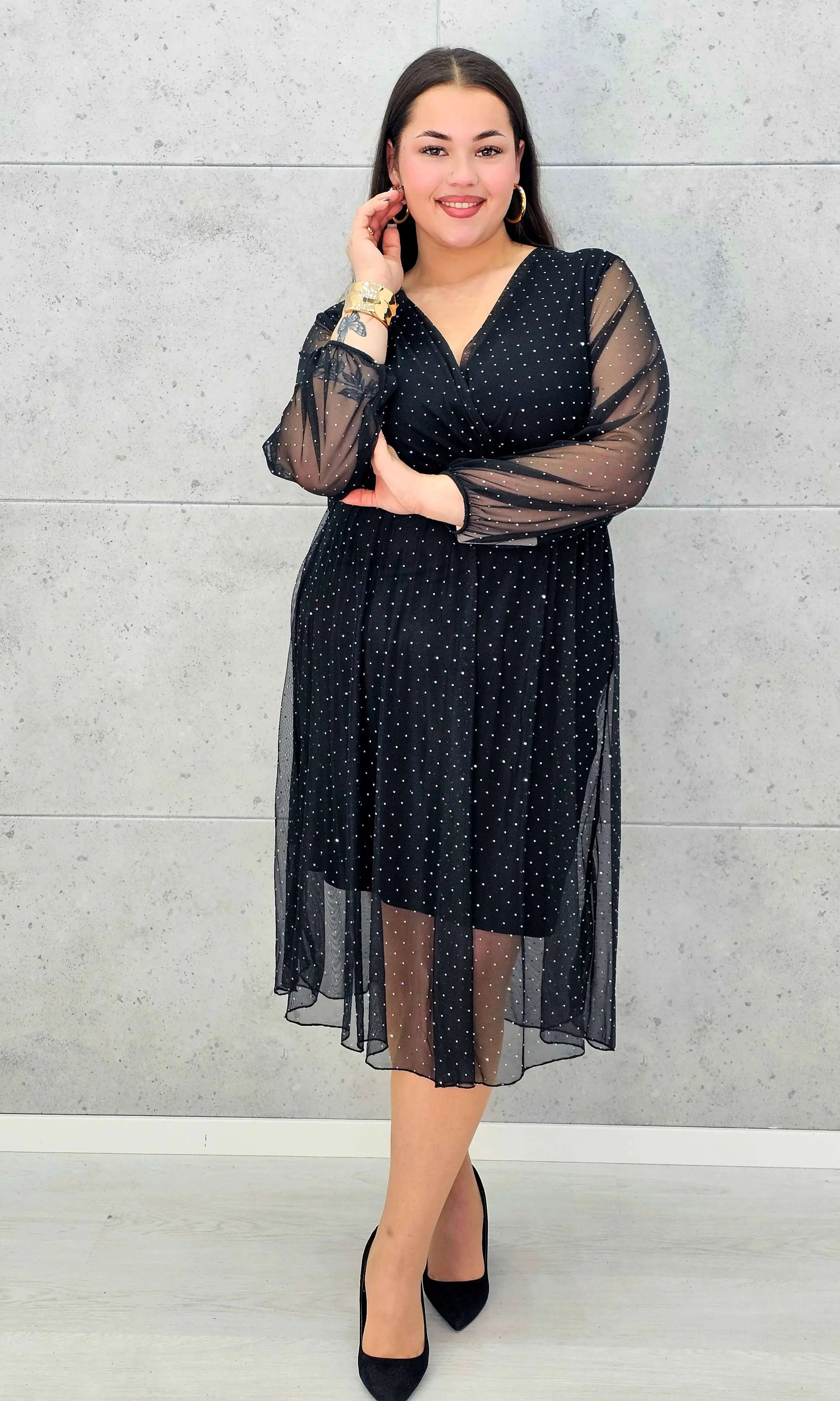 Czarna sukienka plus size z kopertowym dekoltem i drobnymi kryształkami – elegancka midi - Stylowa XL