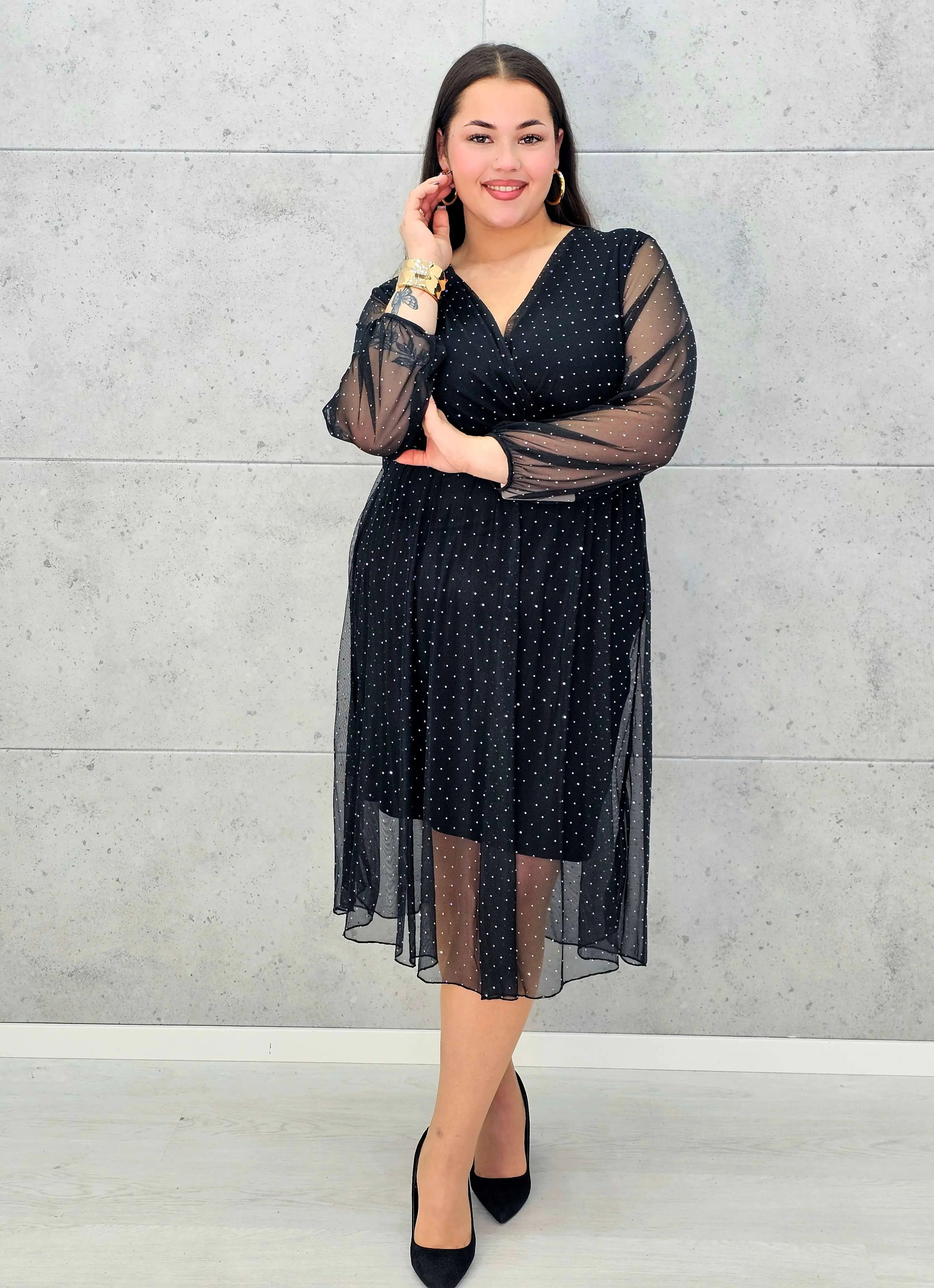 Czarna sukienka plus size z kopertowym dekoltem i drobnymi kryształkami – elegancka midi - Stylowa XL