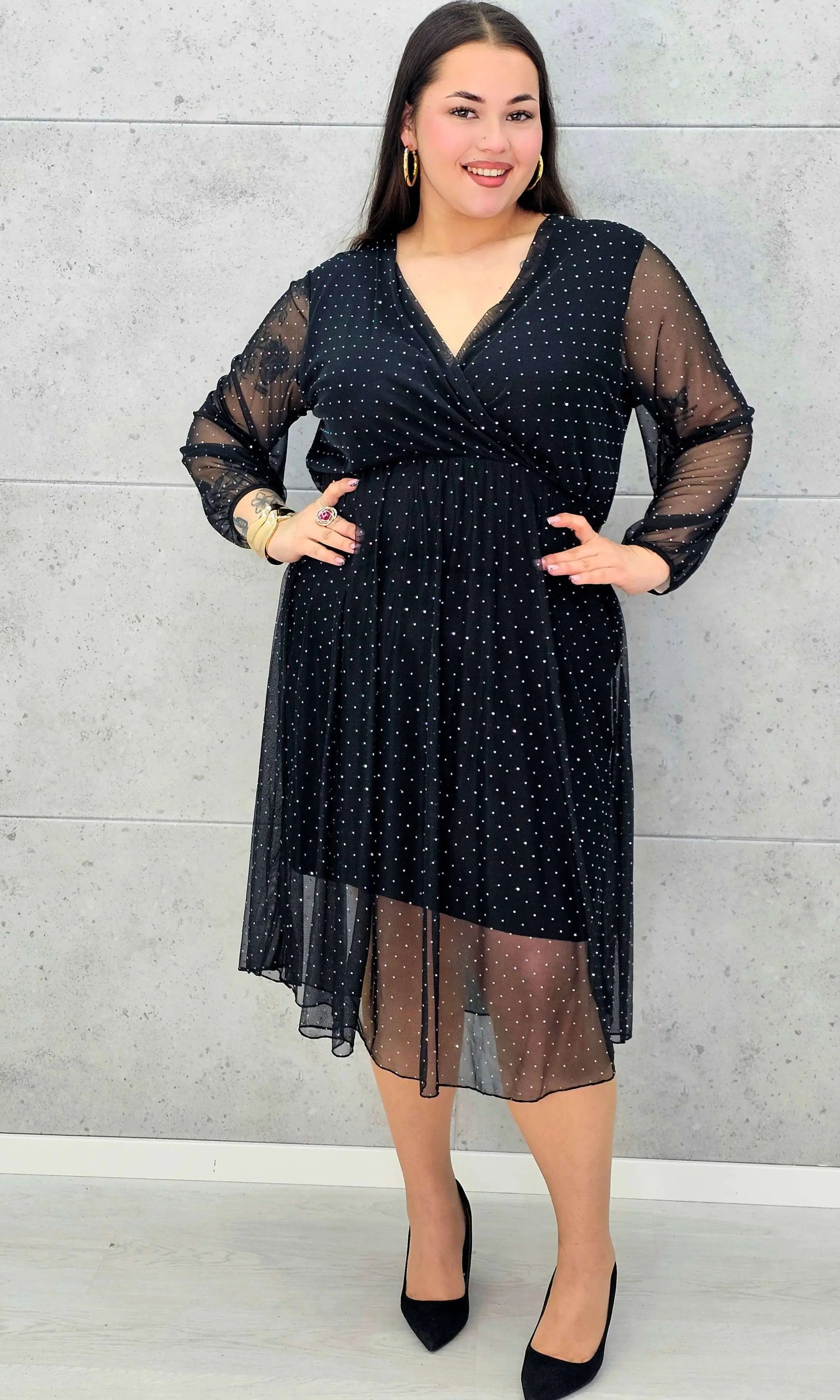 Czarna sukienka plus size z kopertowym dekoltem i drobnymi kryształkami – elegancka midi - Stylowa XL