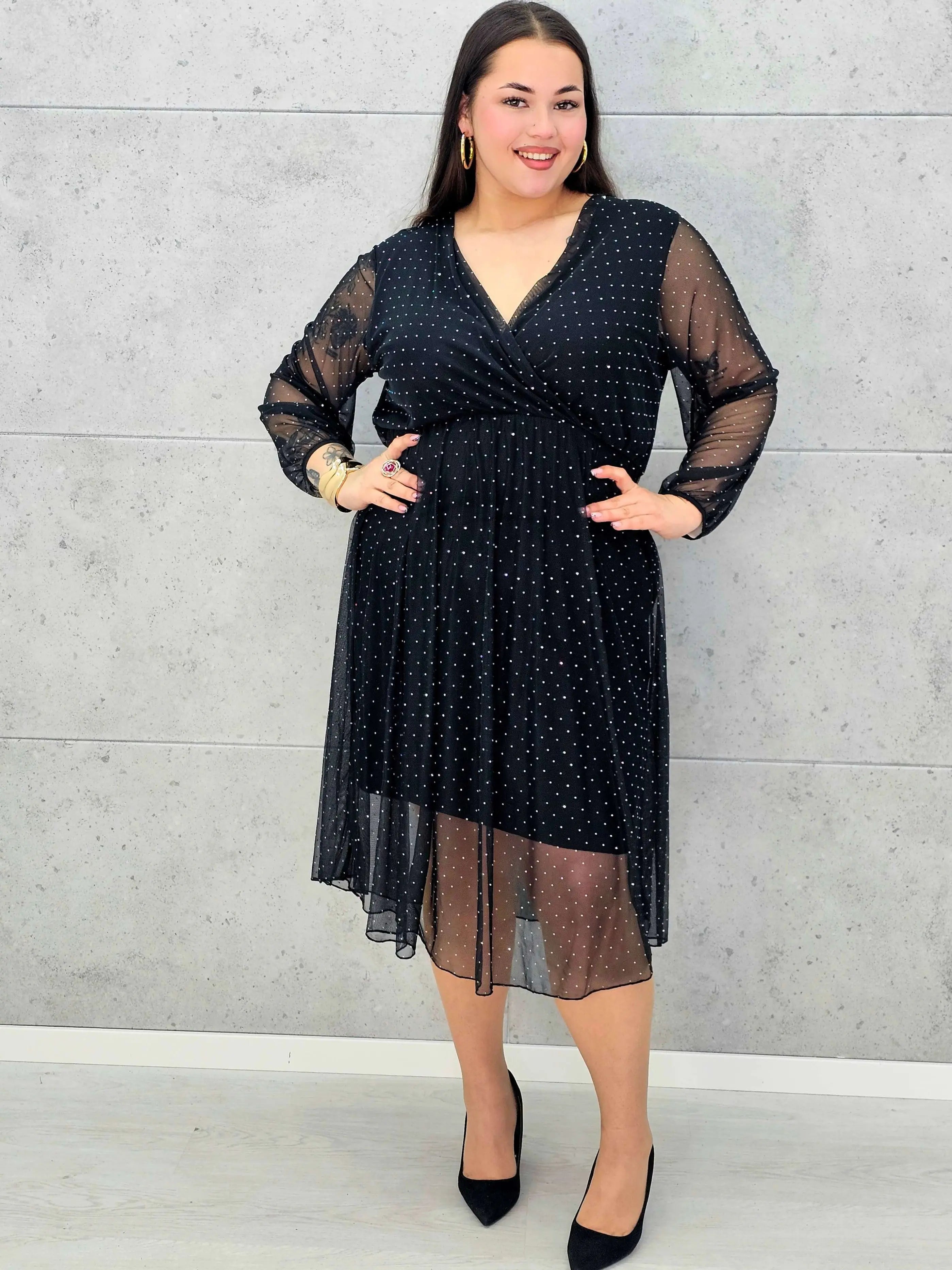 Czarna sukienka plus size z kopertowym dekoltem i drobnymi kryształkami – elegancka midi - Stylowa XL