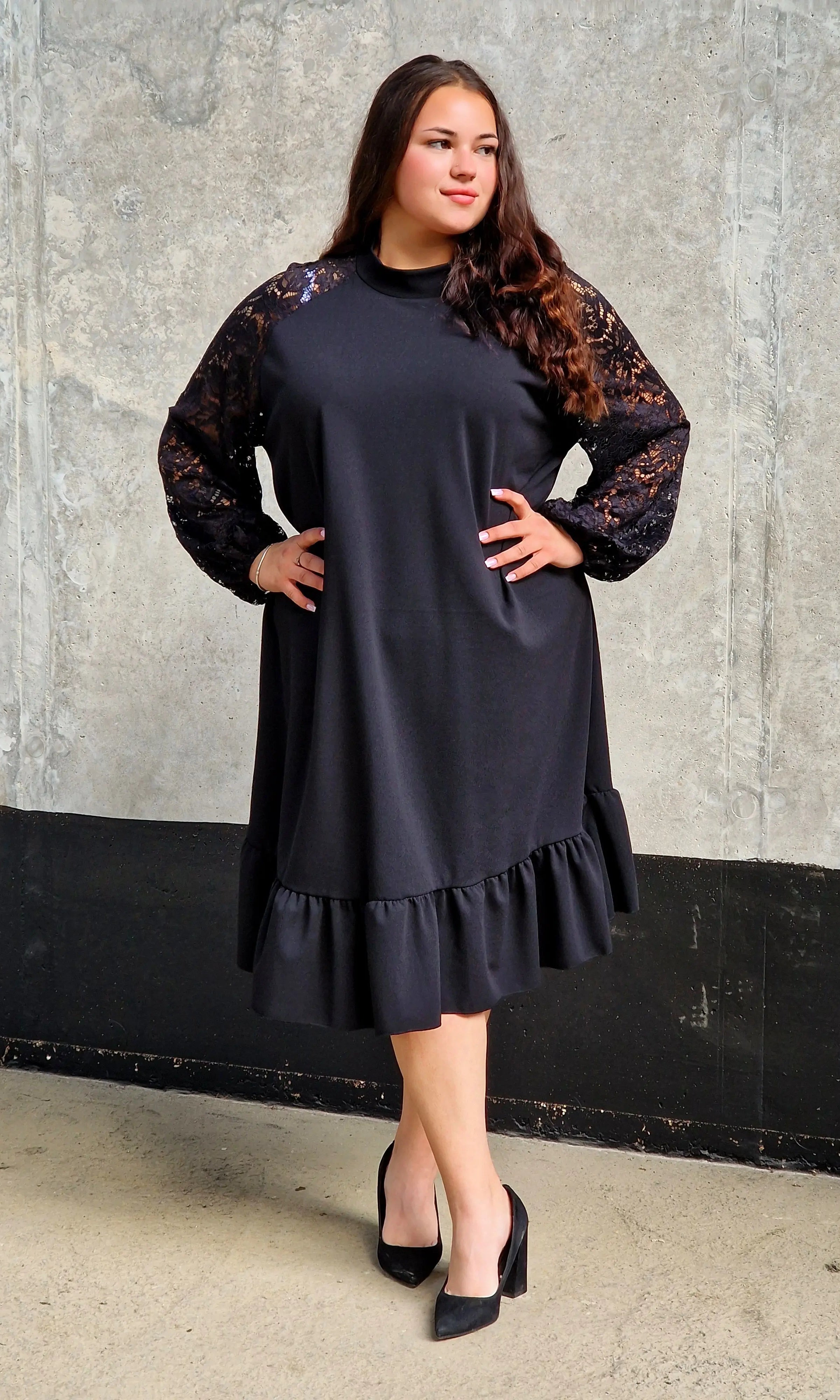 Czarna sukienka plus size z koronką i falbaną – elegancka i kobieca Stylowa XL