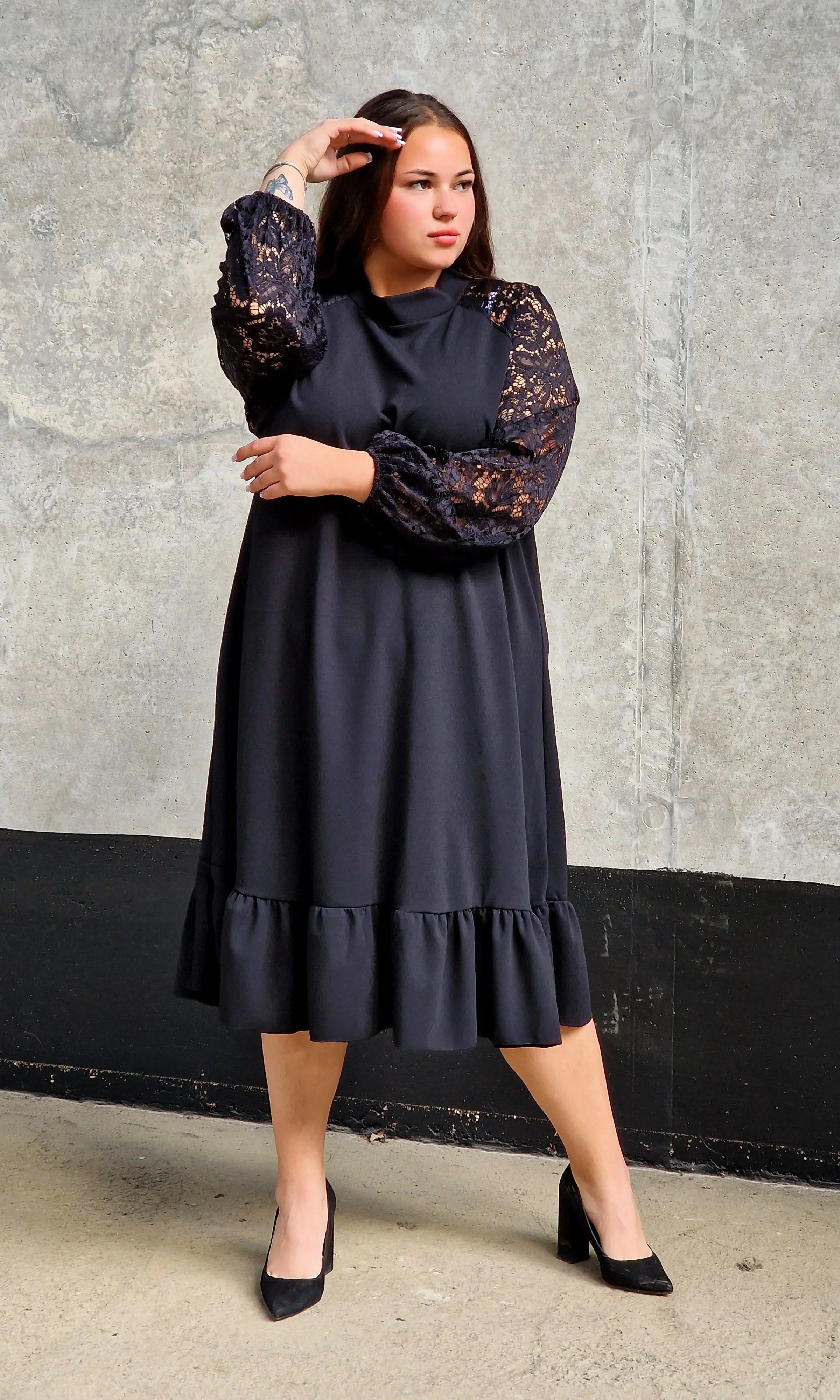 Czarna sukienka plus size z koronką i falbaną – elegancka i kobieca Stylowa XL