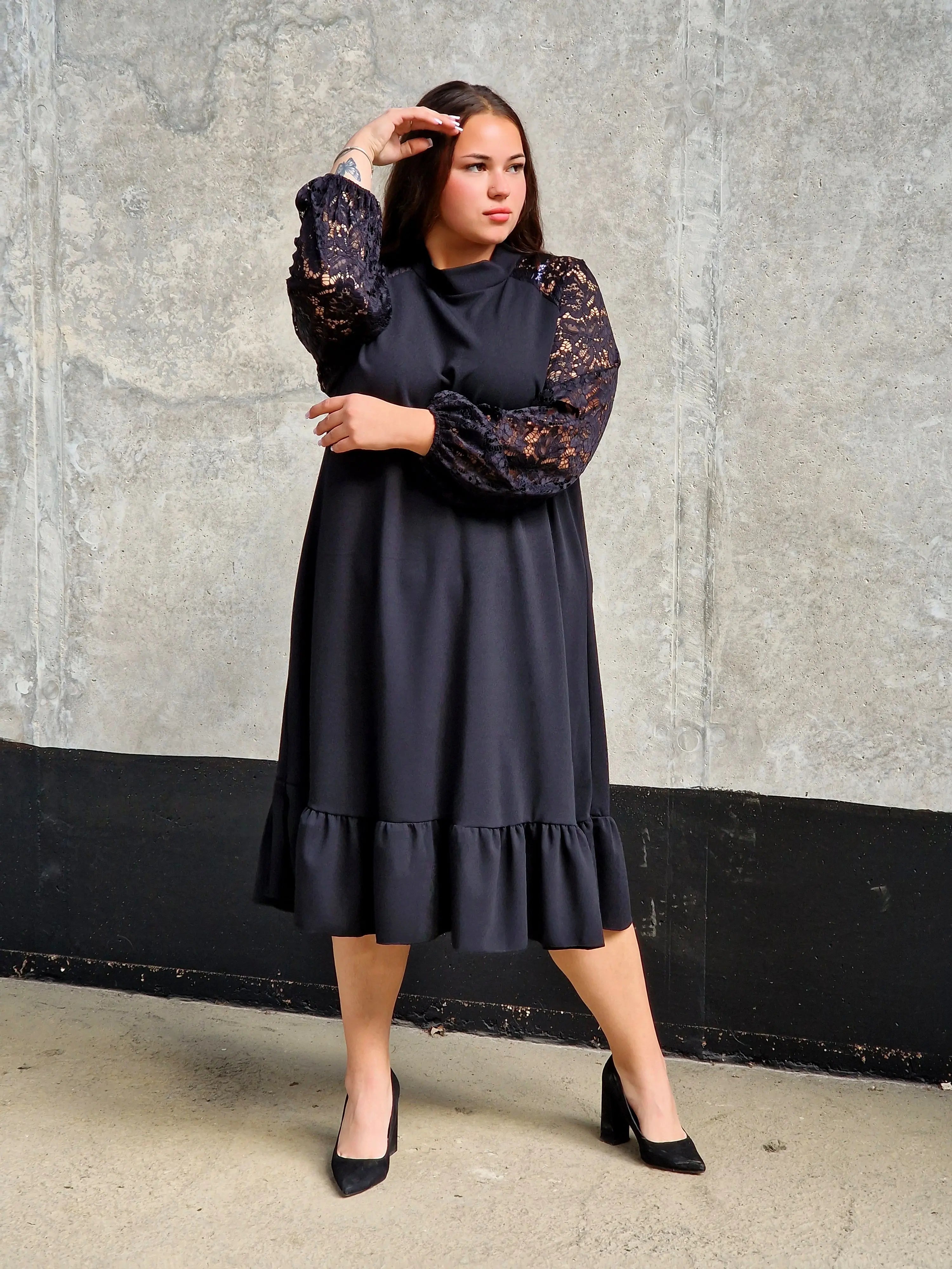 Czarna sukienka plus size z koronką i falbaną – elegancka i kobieca Stylowa XL
