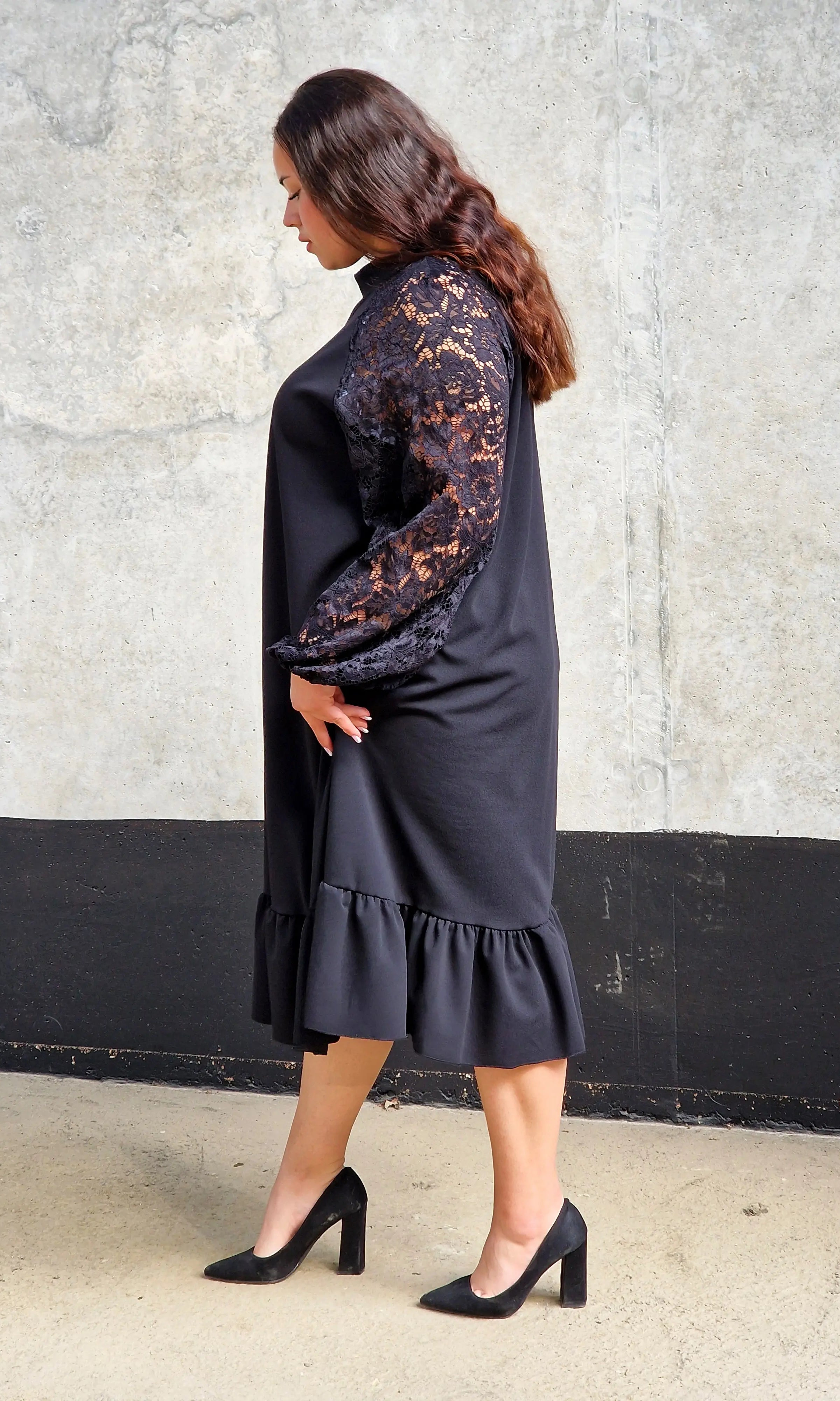 Czarna sukienka plus size z koronką i falbaną – elegancka i kobieca Stylowa XL